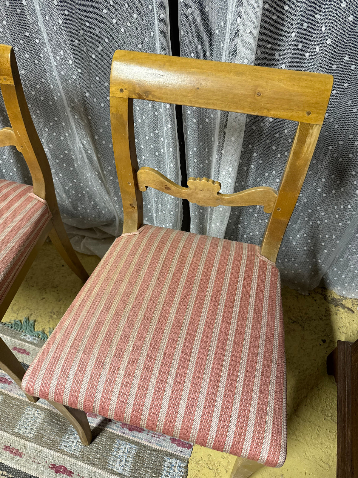 Paret stolar med rosa sits