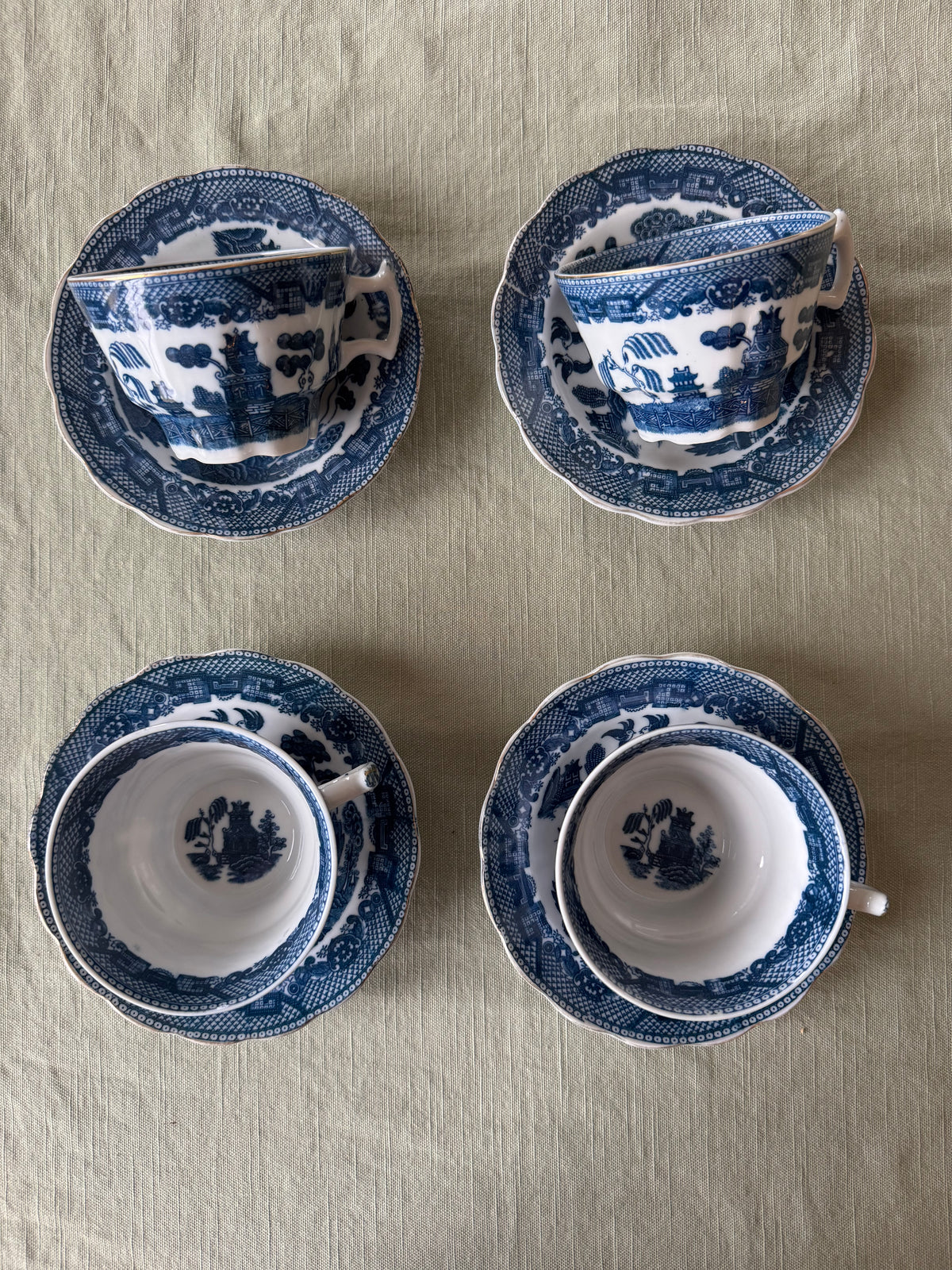 4st kaffekoppar med fat i Blue Willow-mönster