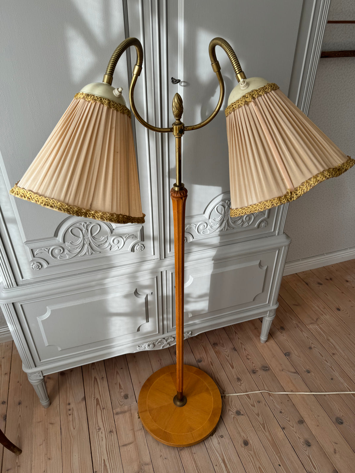 Tvåarmad golvlampa