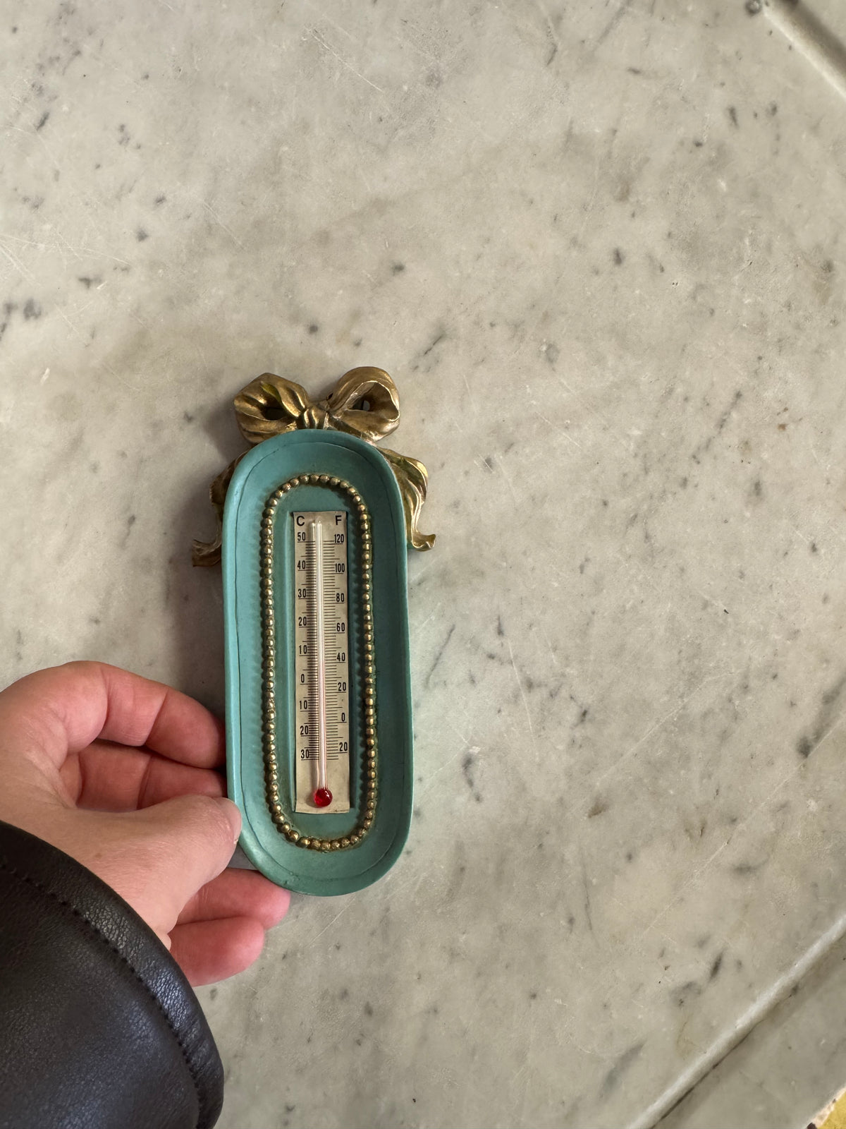 Väggtermometer i retrostil, troligen 1950–1970-tal