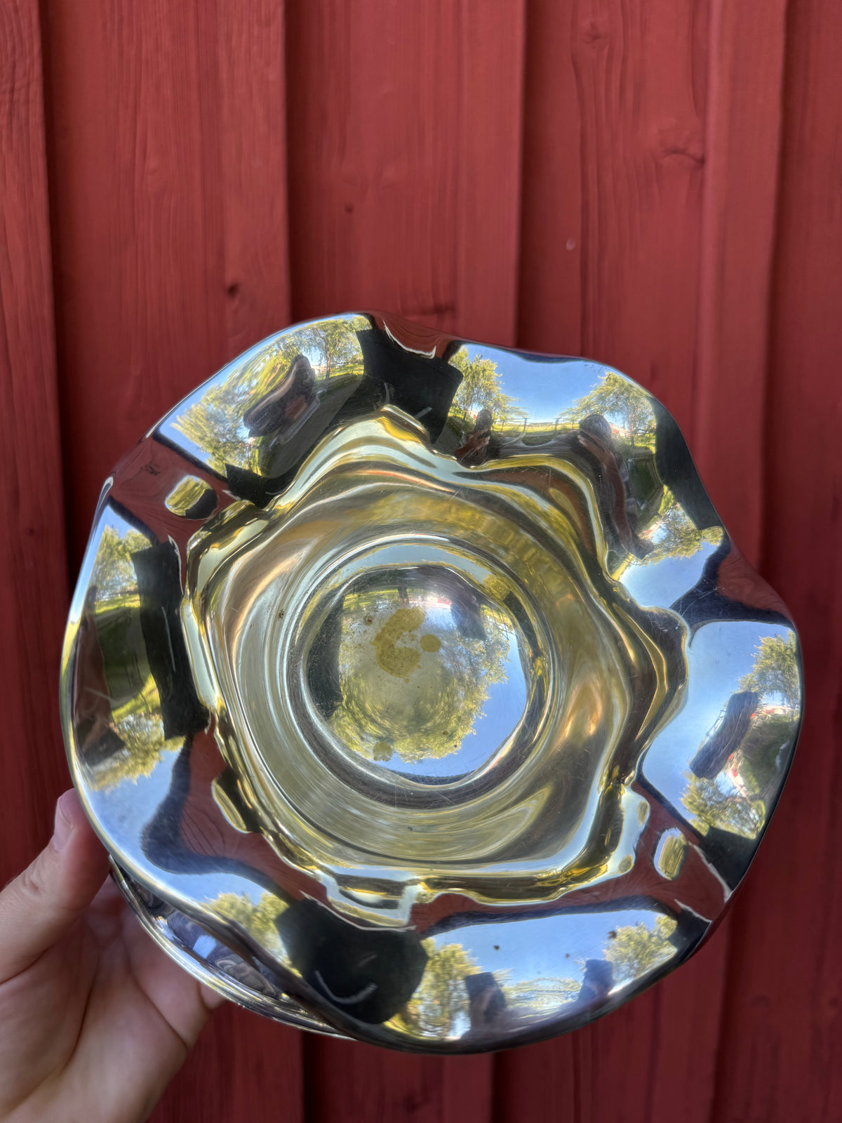 Skål på fot i nysilver med volang