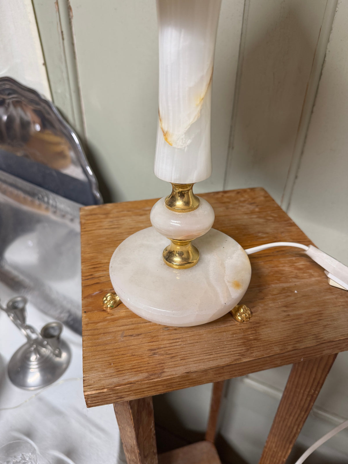 Bordslampa i marmor med skärm i ljust aprikos färg