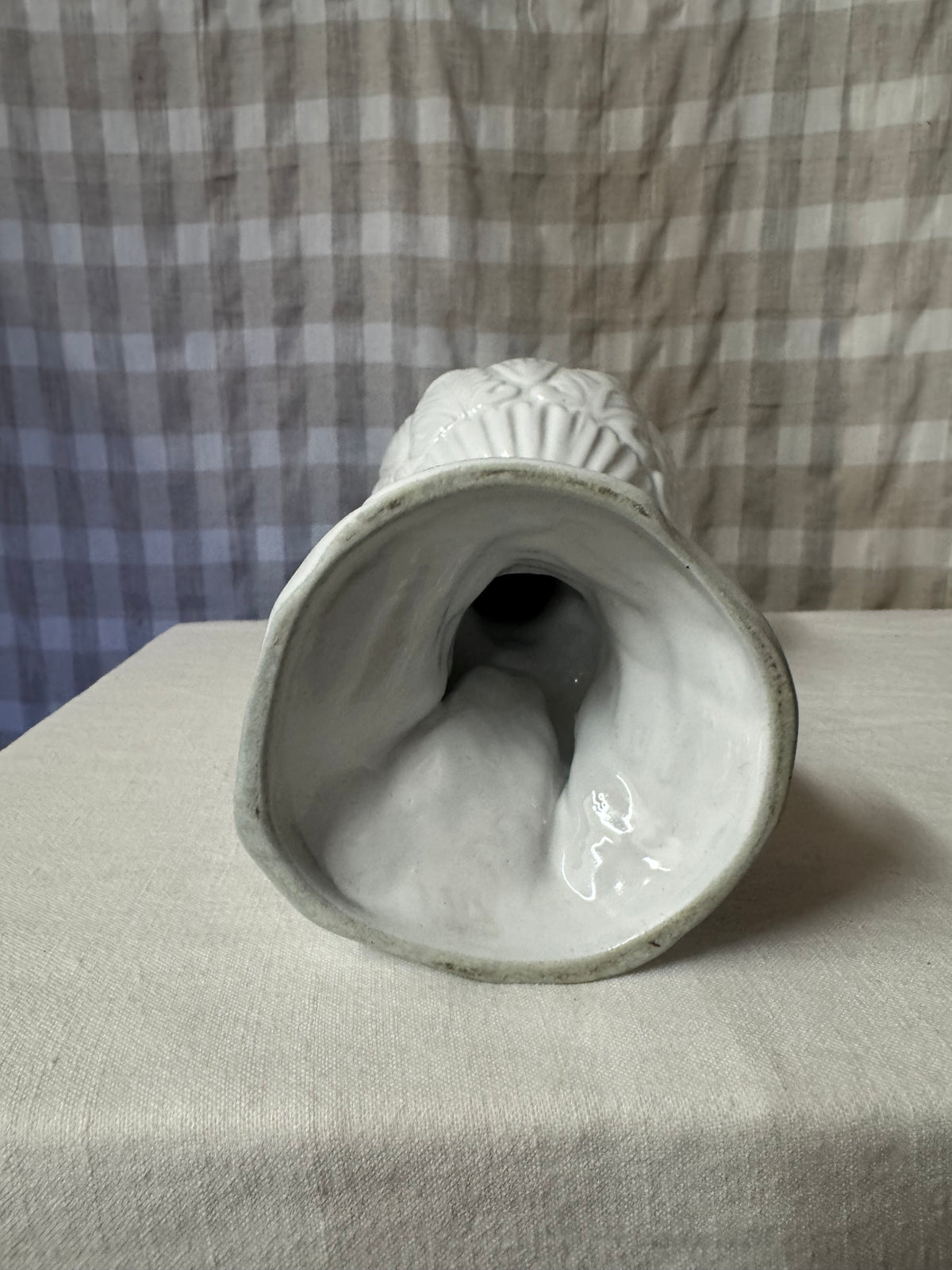 Vit italiensk figurinvas med putto/ängel, vintage