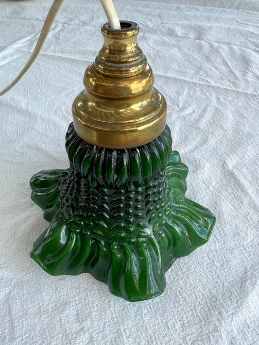 Grön lampa med volang och mässing