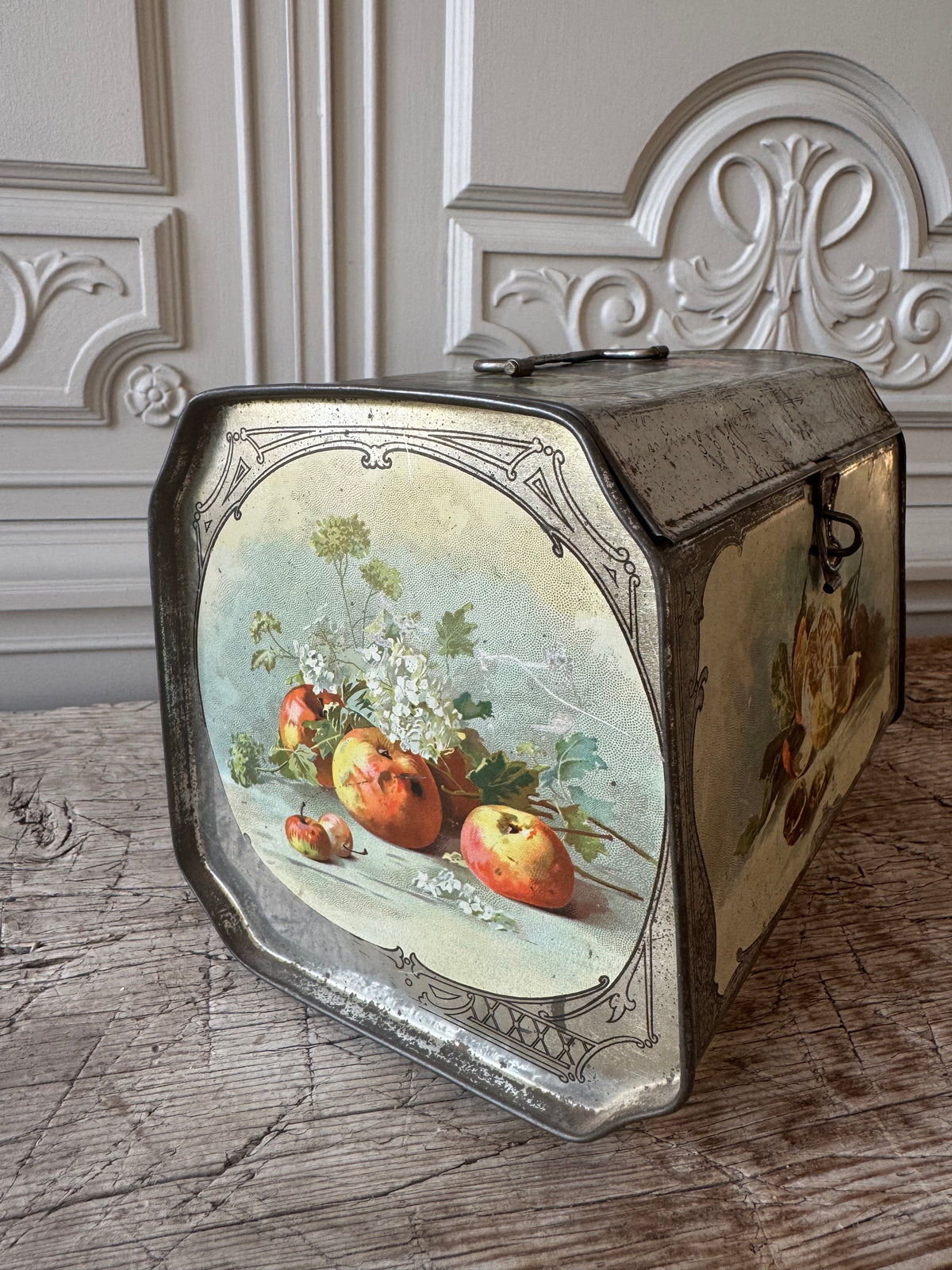 Plåtburk box med frukter