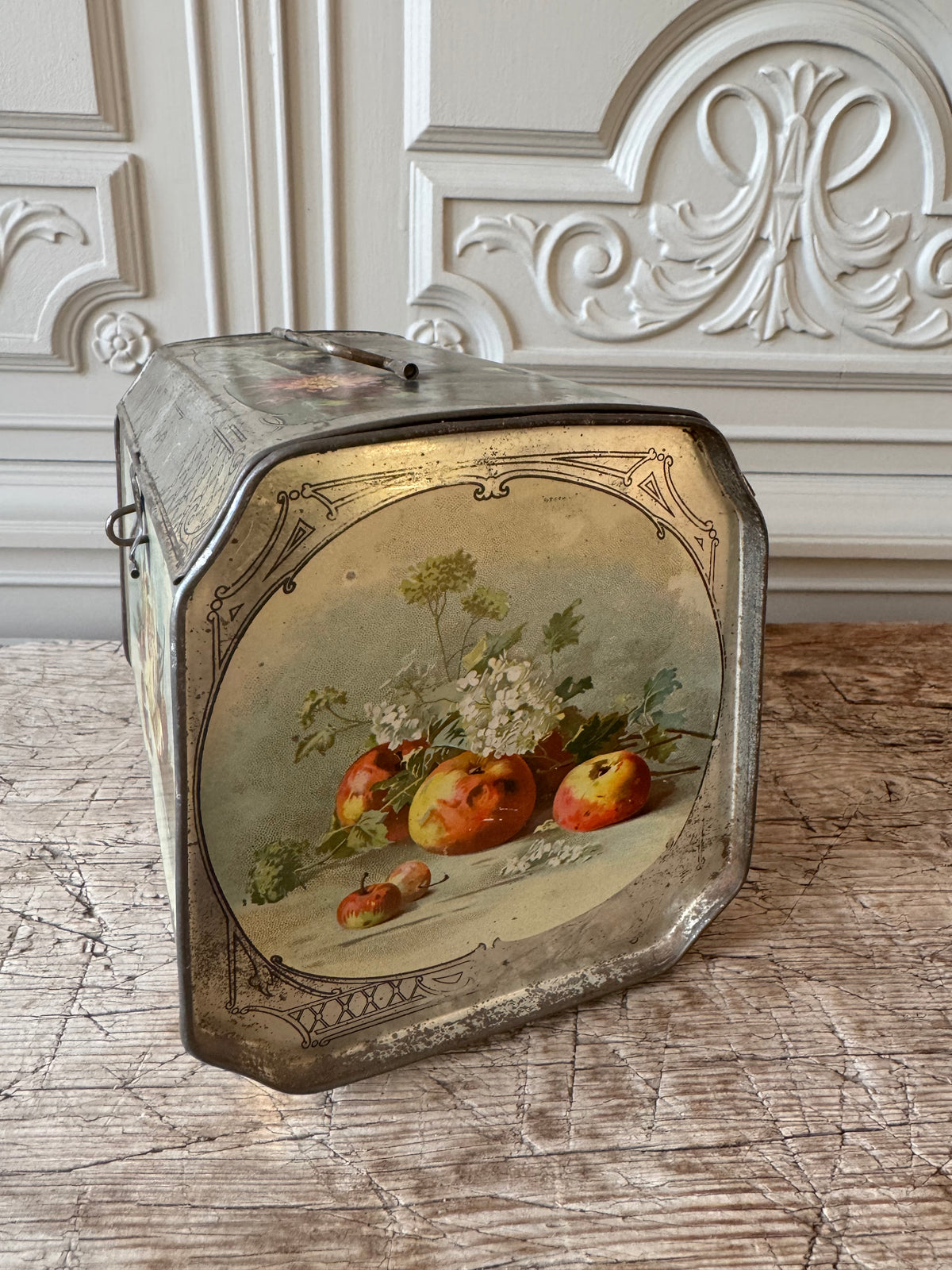 Plåtburk box med frukter