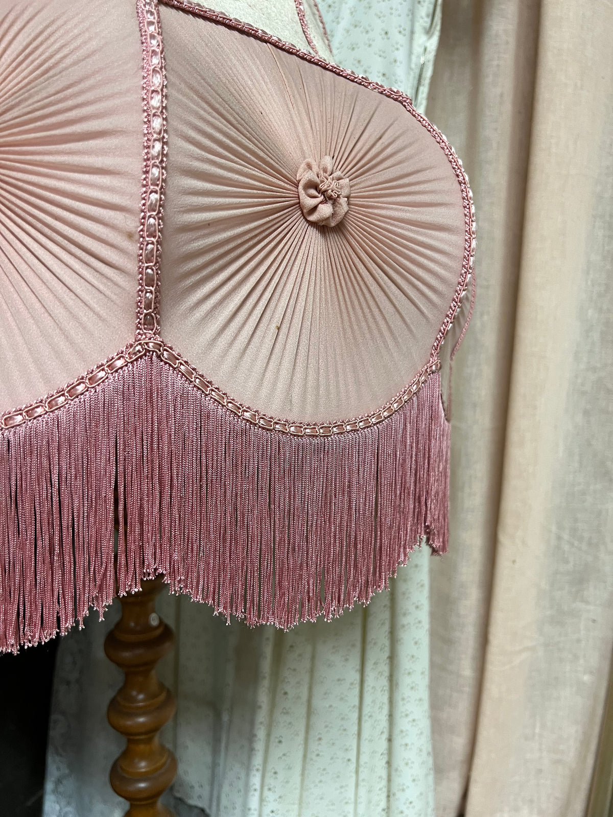 Stor lampskärm i rosa med fransar