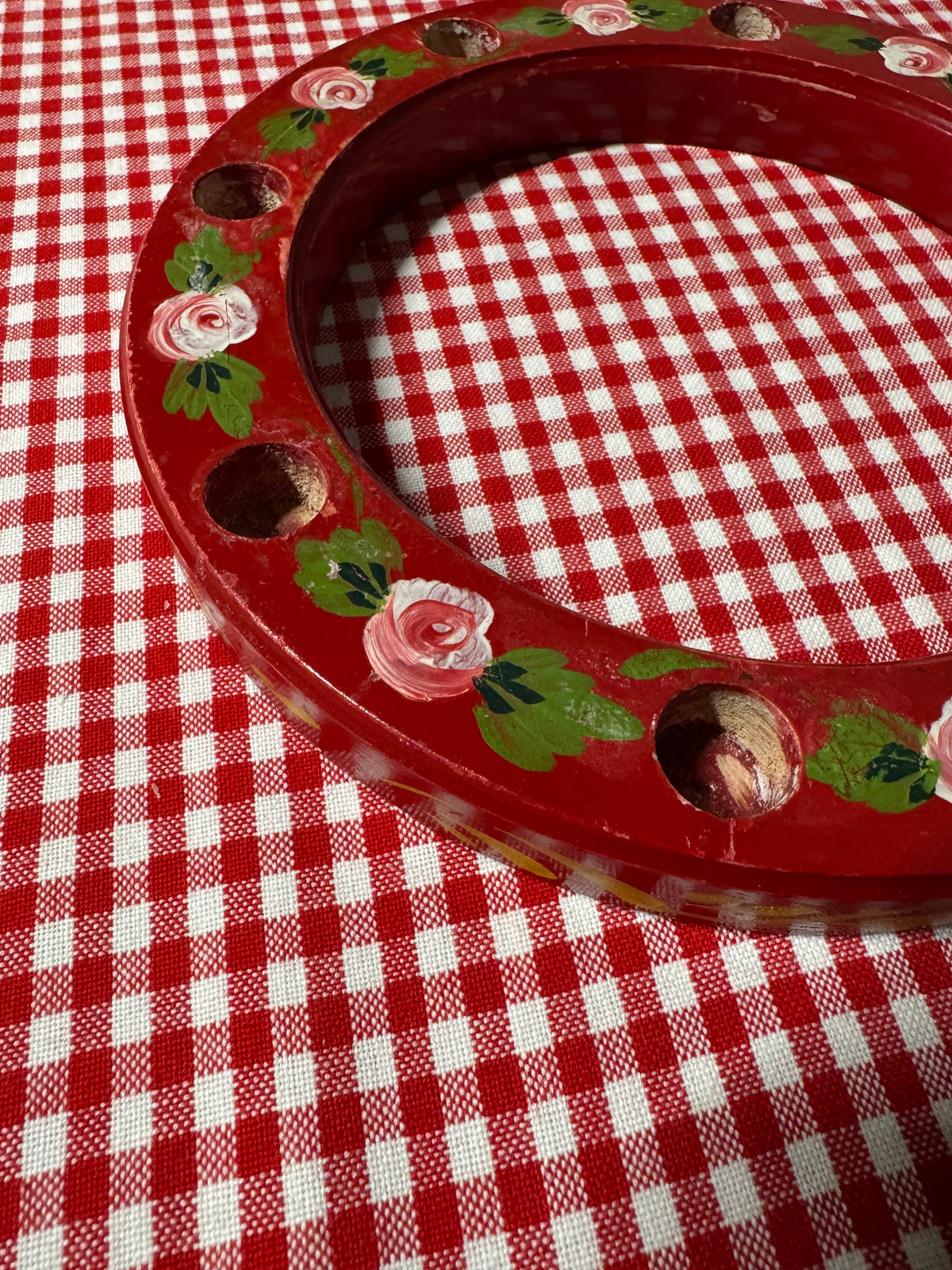 Rund ljusstake i trä, bemålad