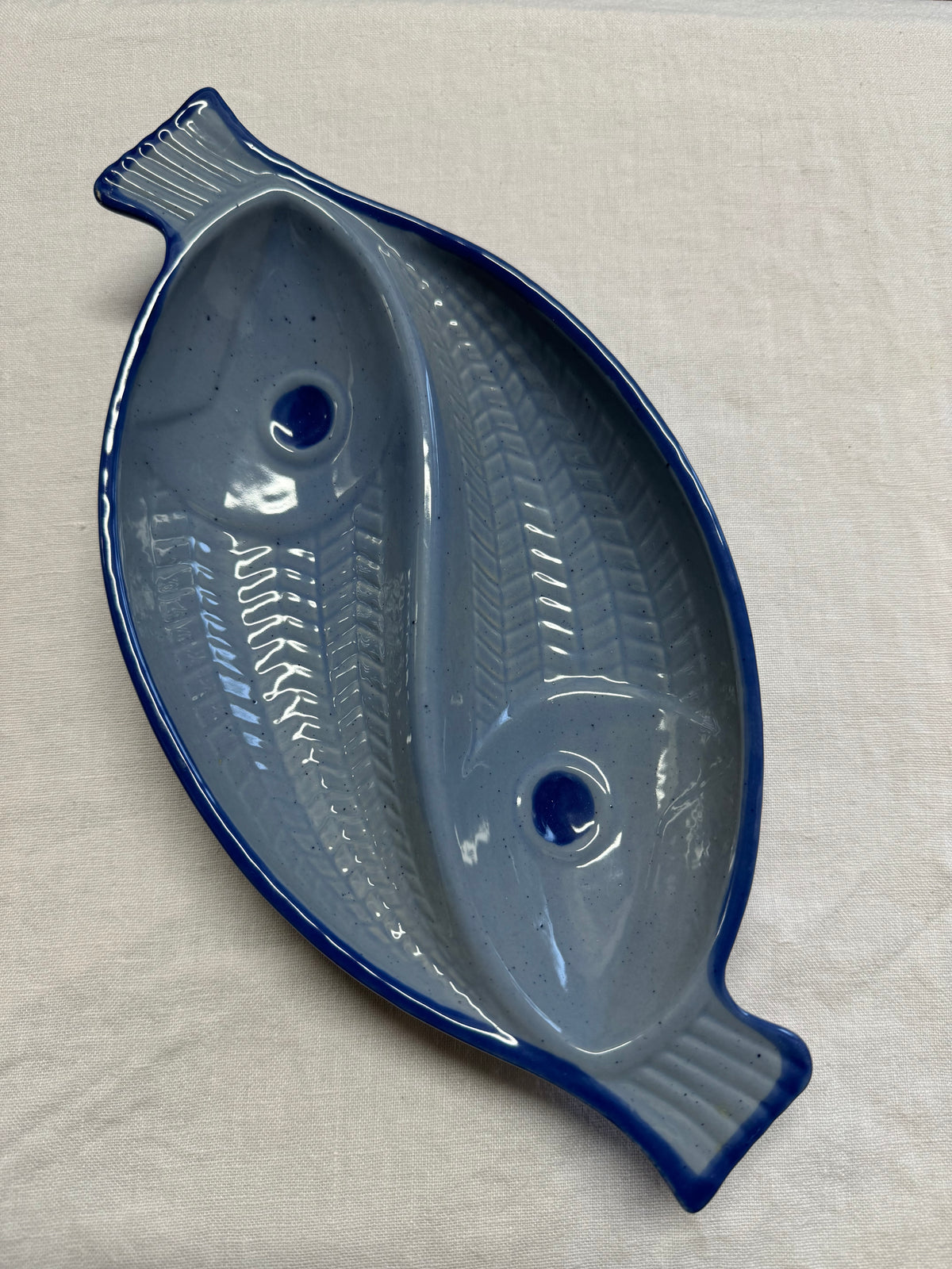 Fiskfat i blått