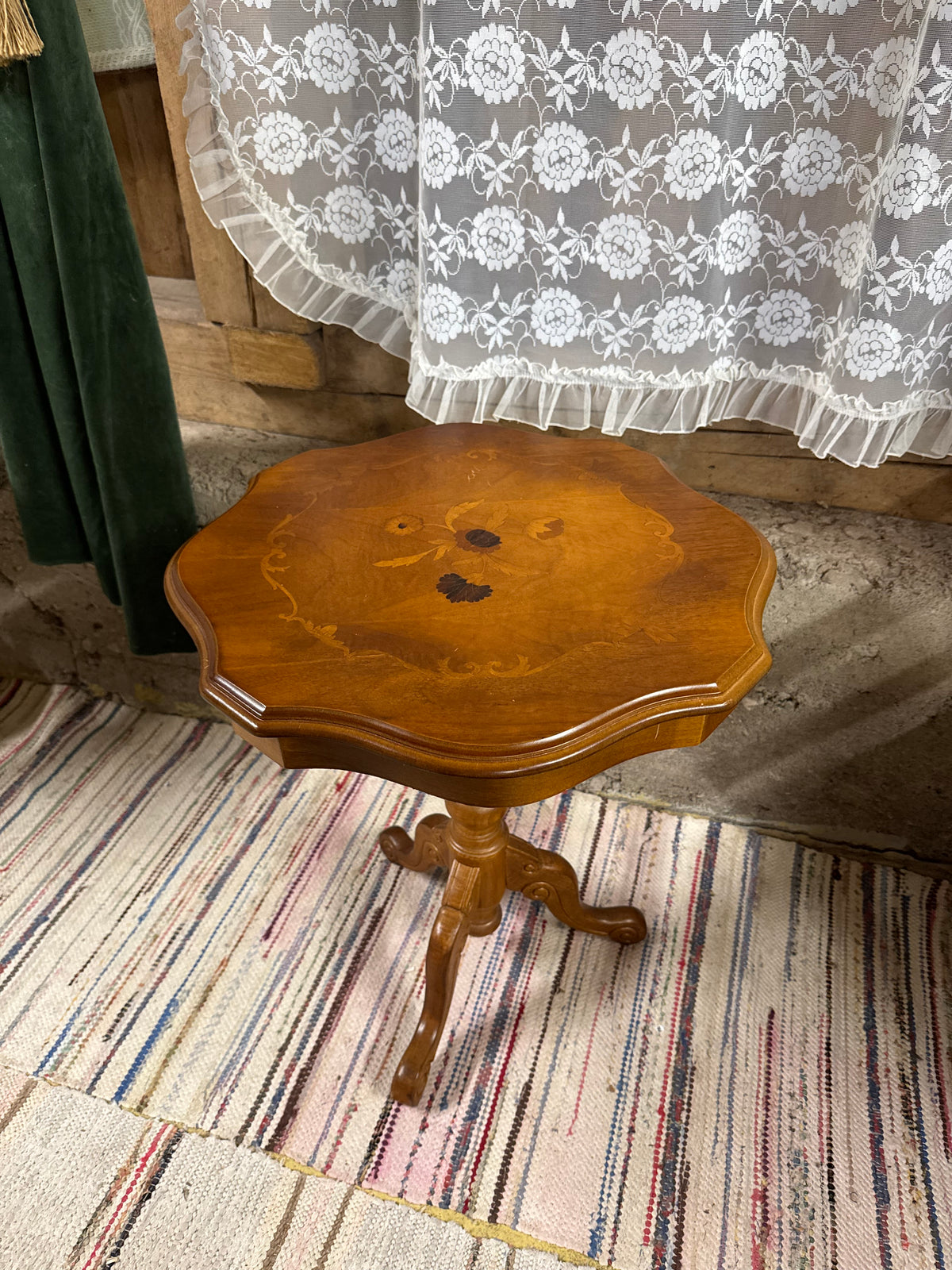 Pelarbord med intarsia