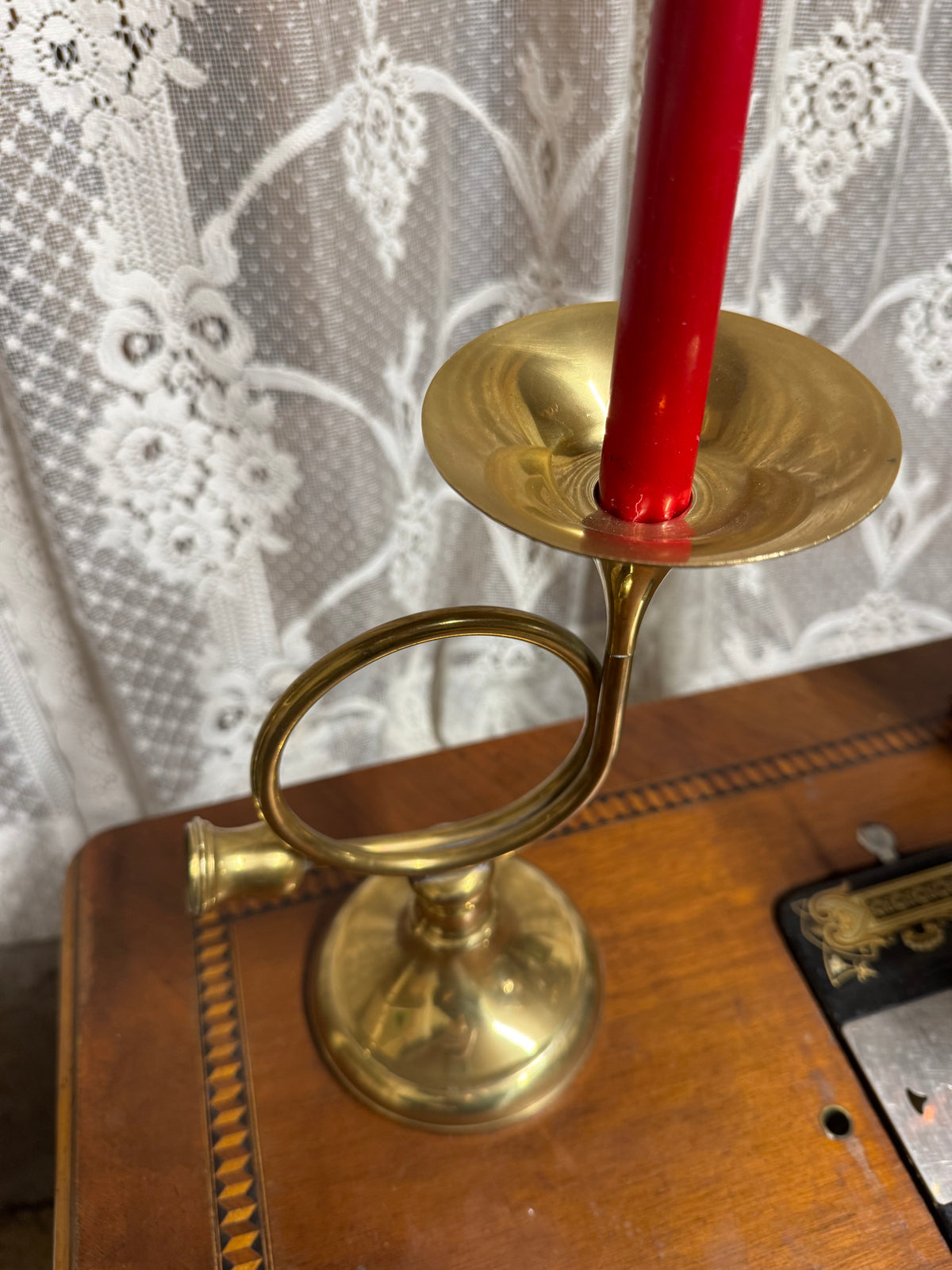 Trumpetljusstake i mässing