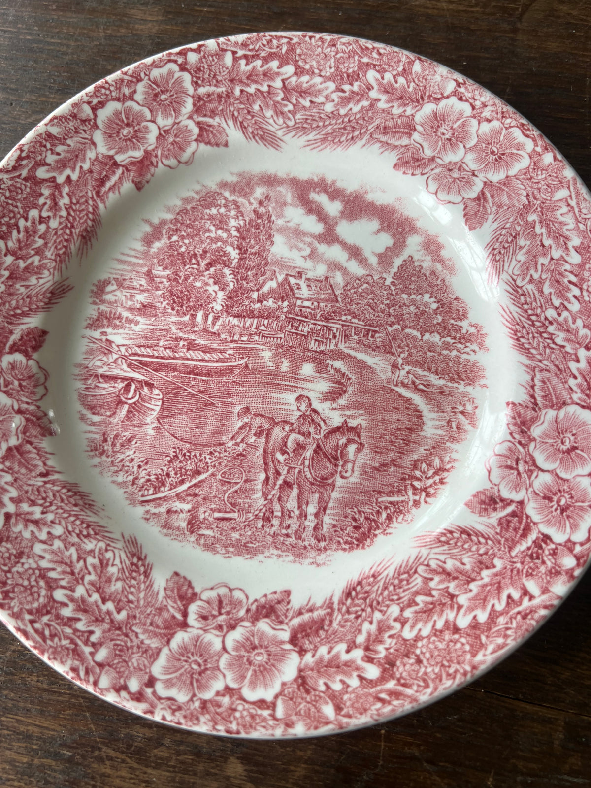 Assiett i rött porslin Staffordshire England