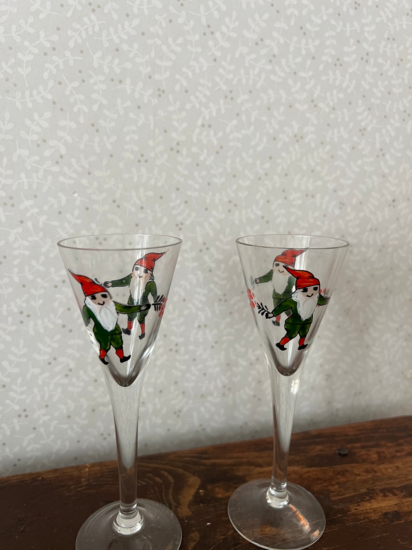 Två handmålade snapsglas på fot