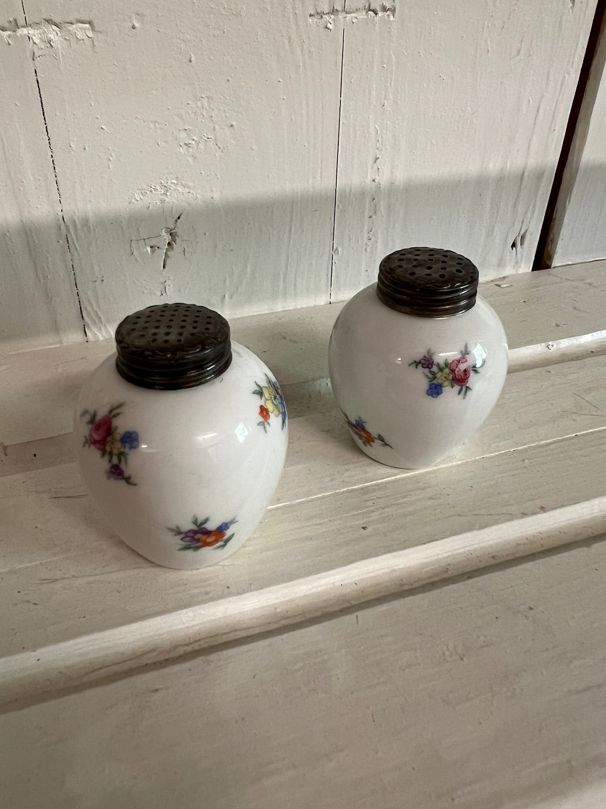 Salt och peppar i porslin med blommor - Bavaria