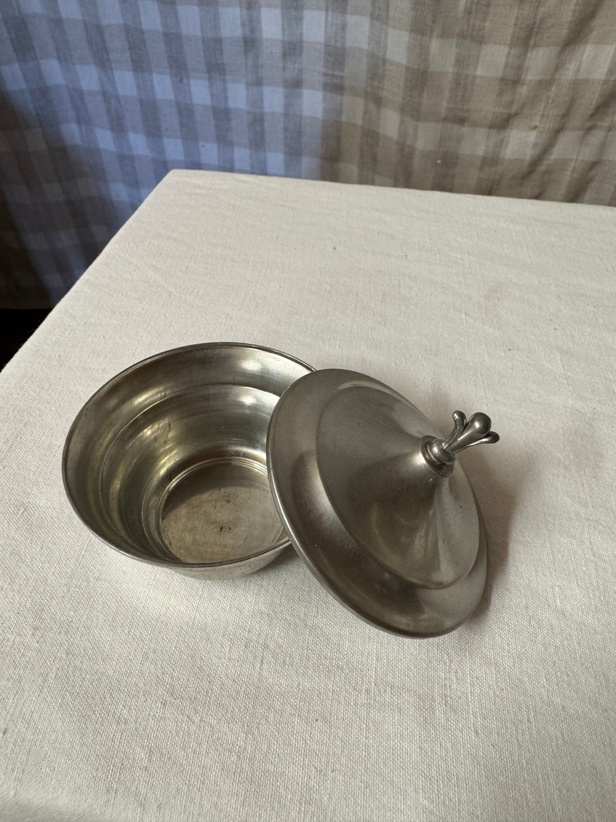 Art deco lockask i svenskt tenn