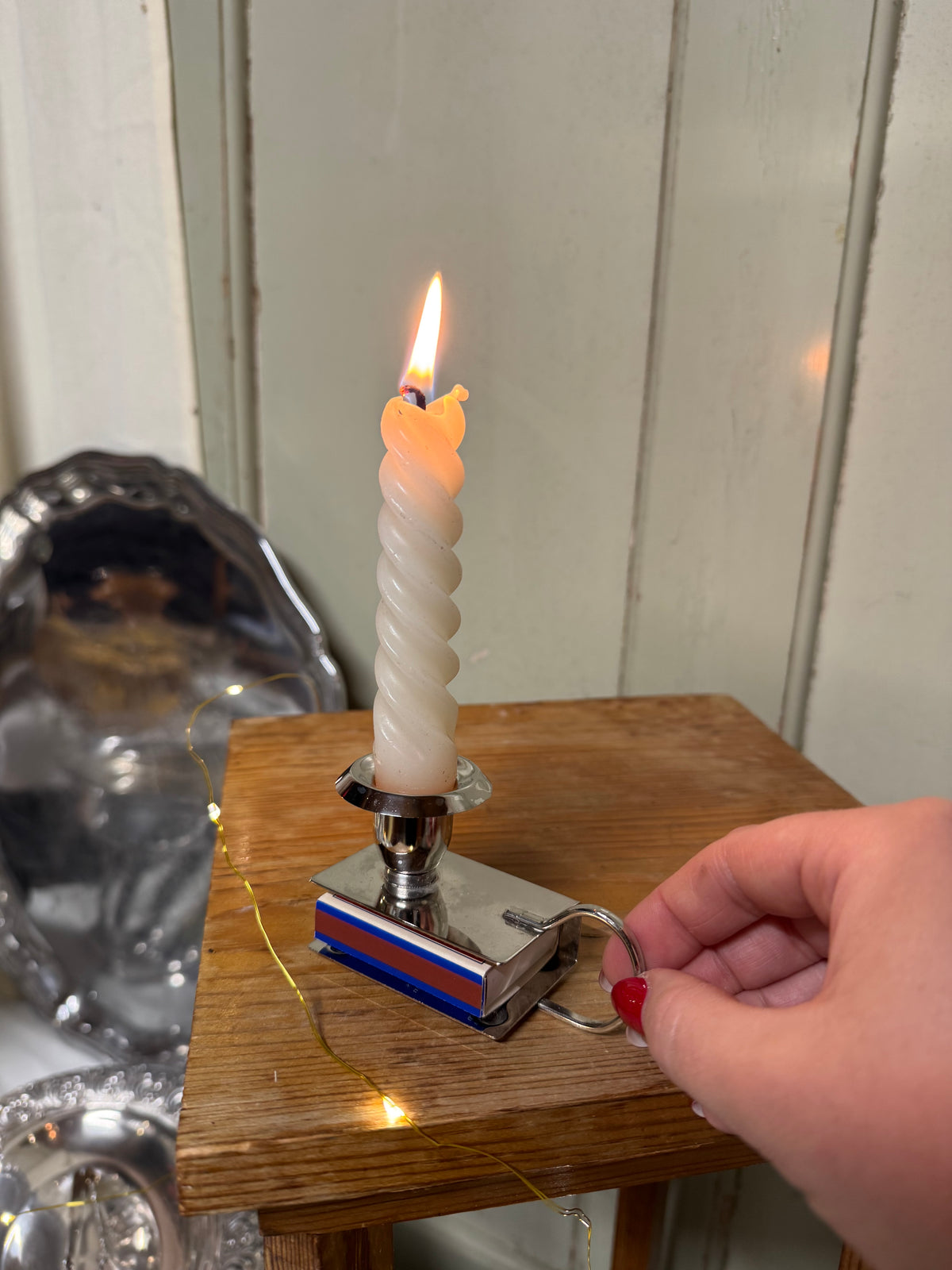 Ljusstake med hållare för tändsticksask, putsad