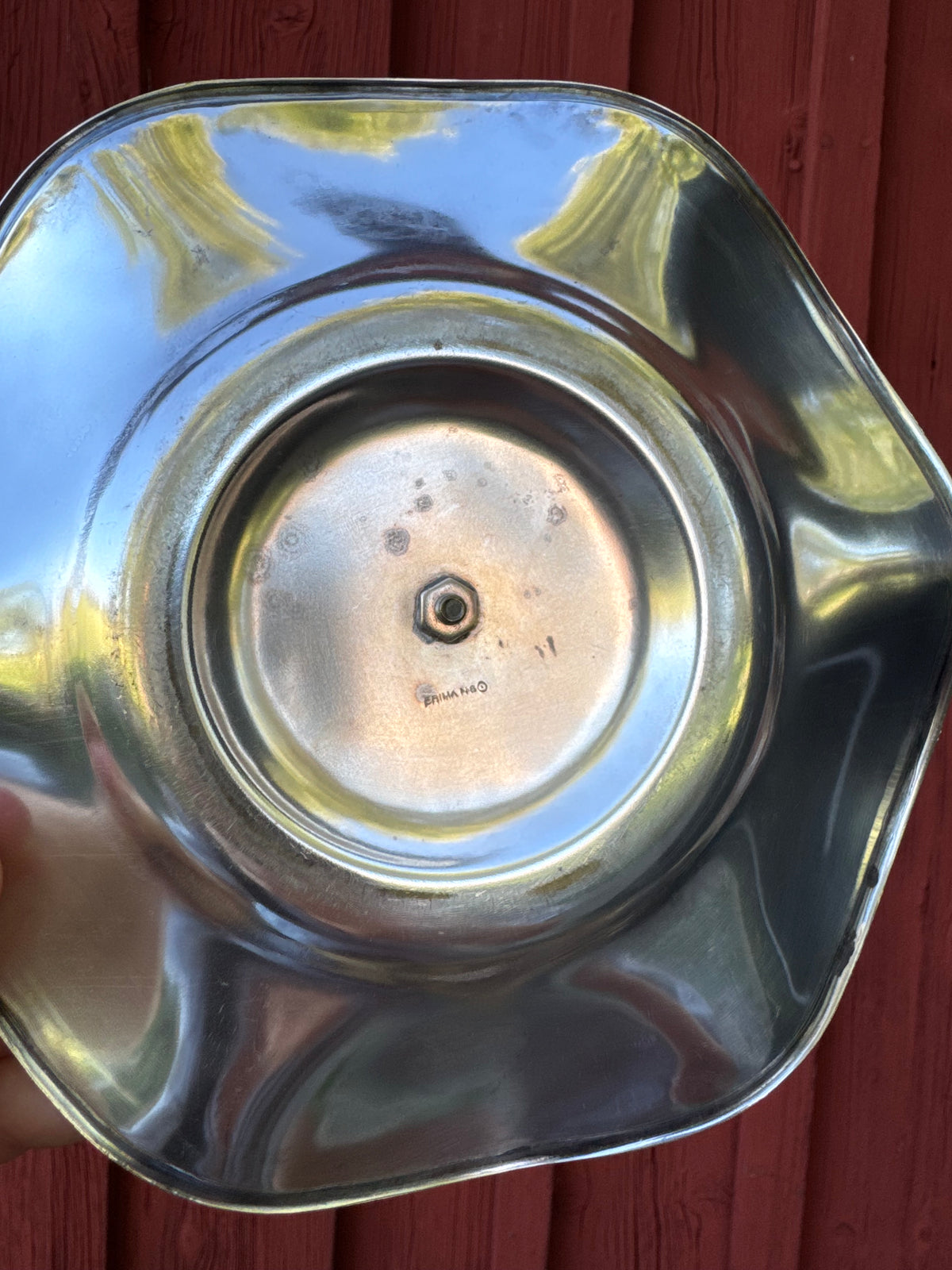 Skål på fot i nysilver med volang