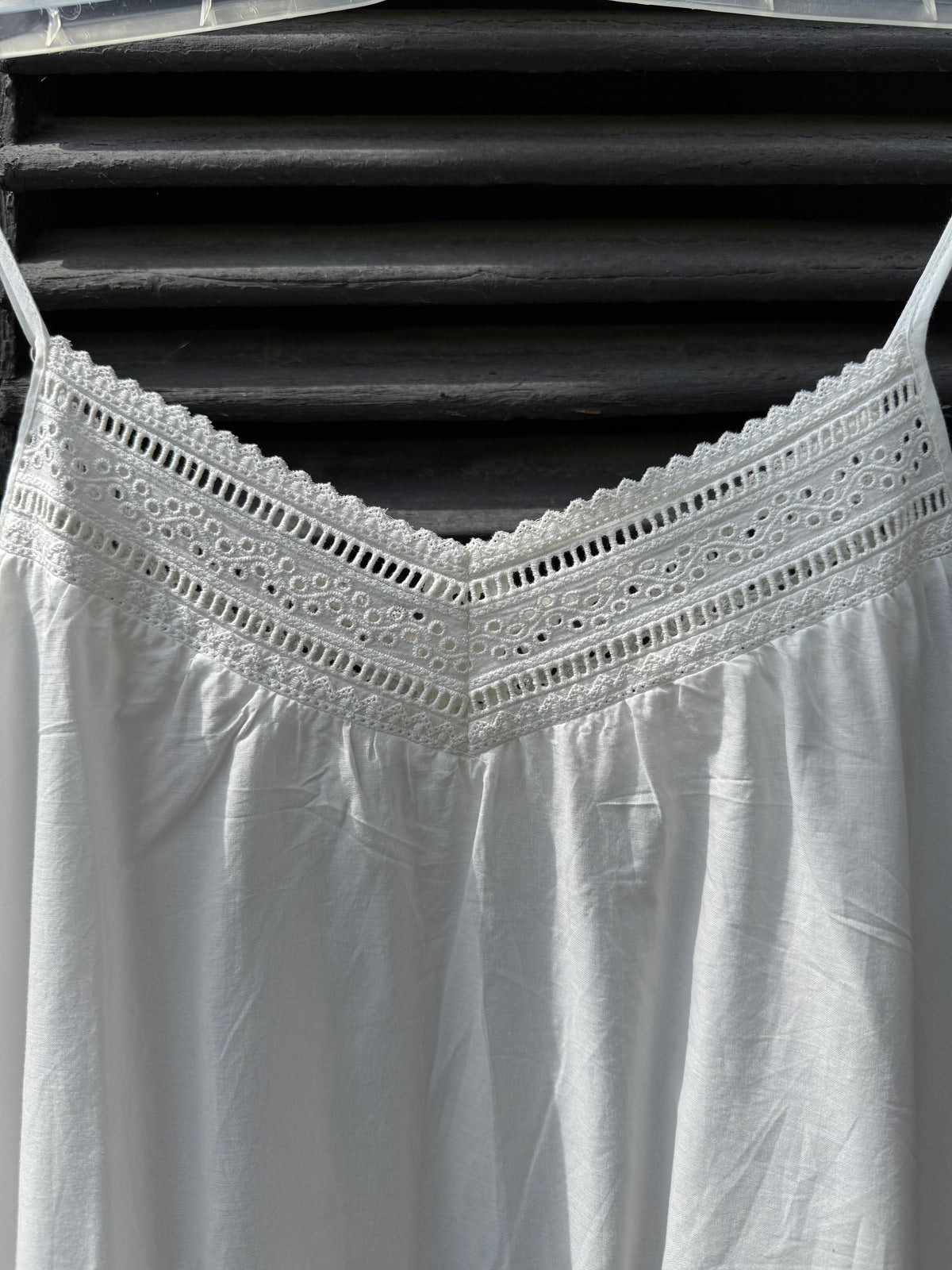 Vit sommarklänning/nattlinne med broderi