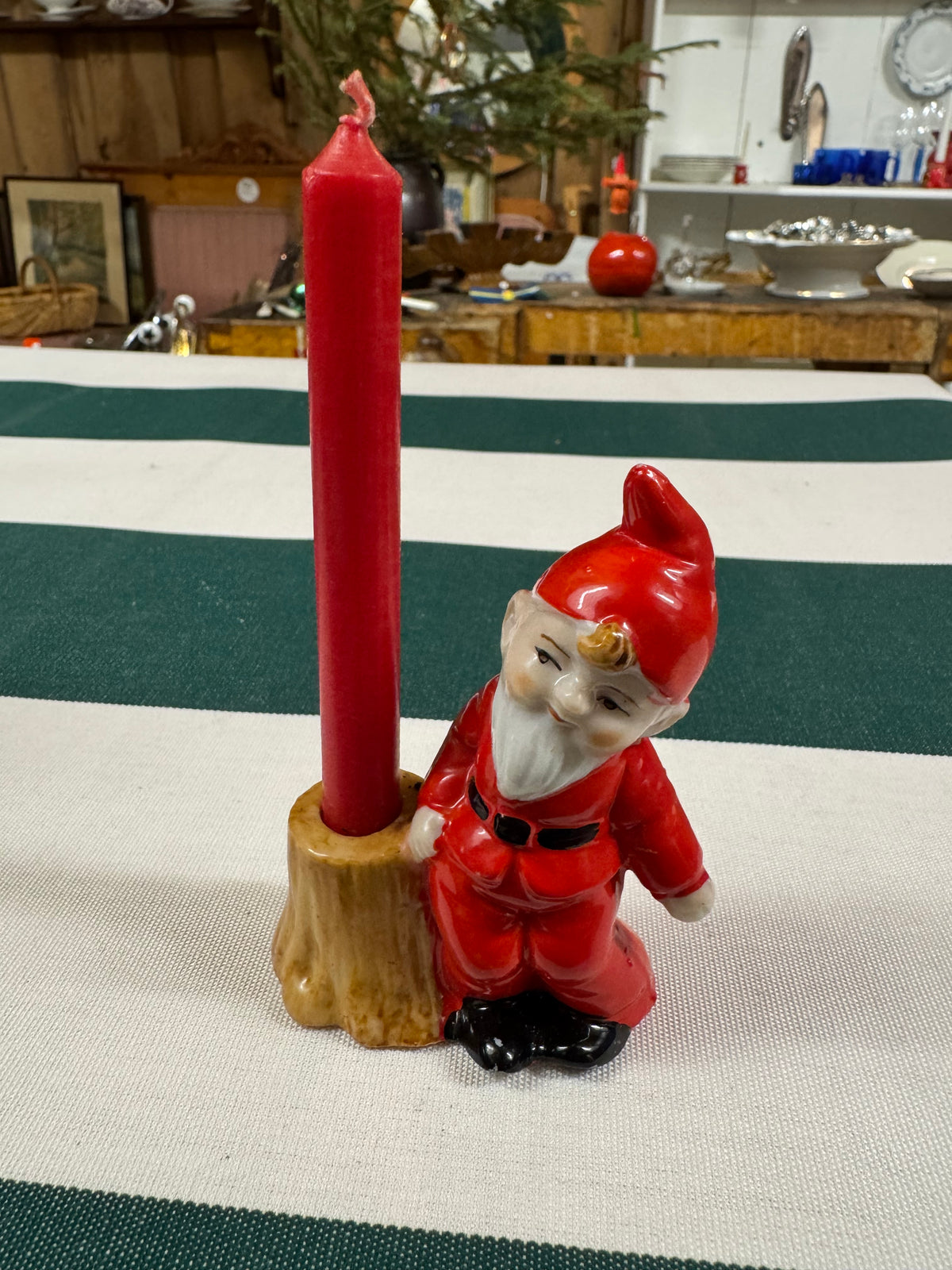 Äldre tomte med julgransljus