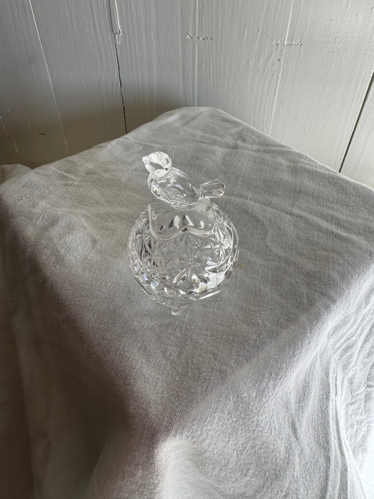 Saltskål på fot i glas med fågel