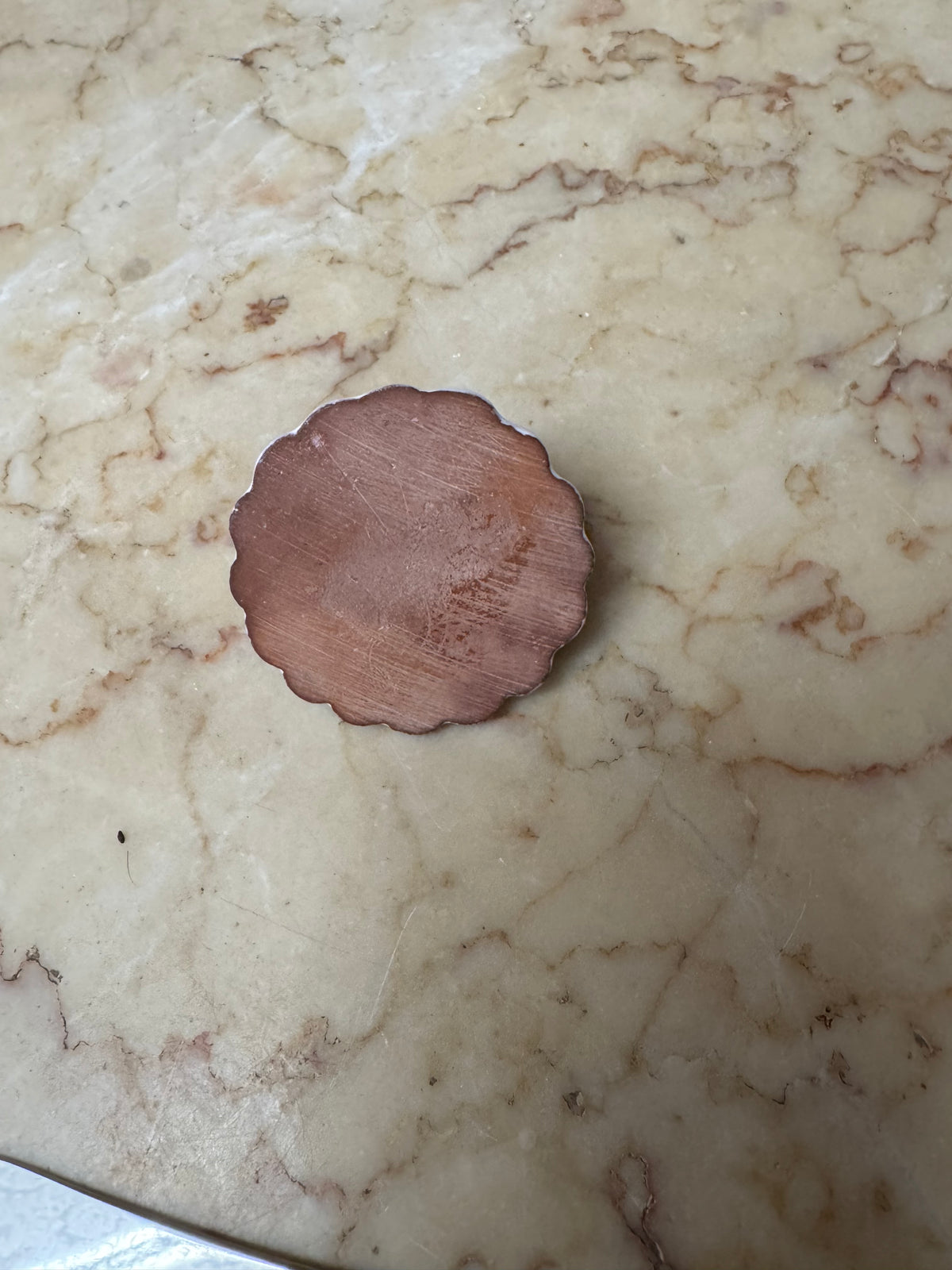 Knivlägg i keramik, rosa blomma