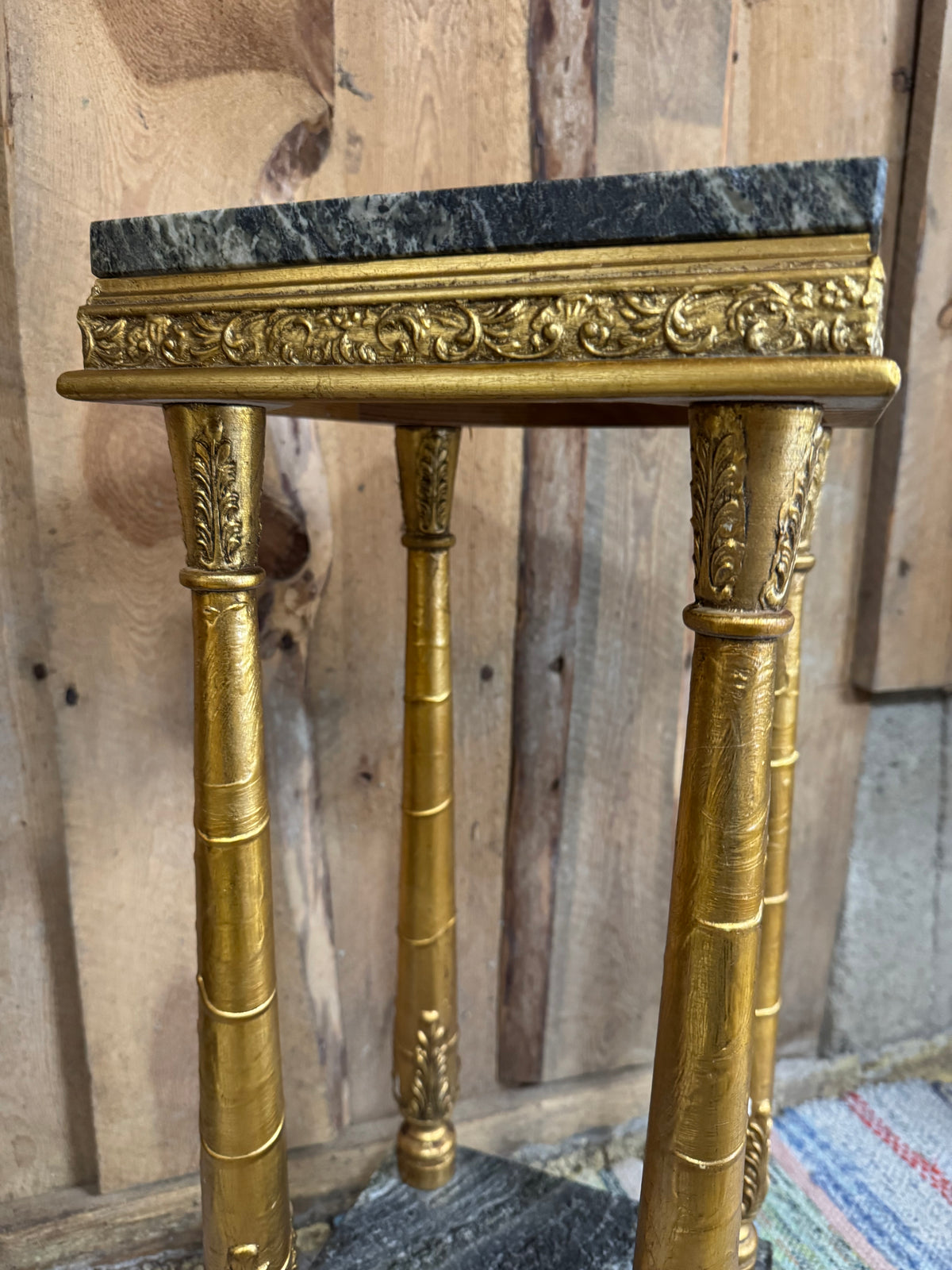 Piedestal med mörk marmor