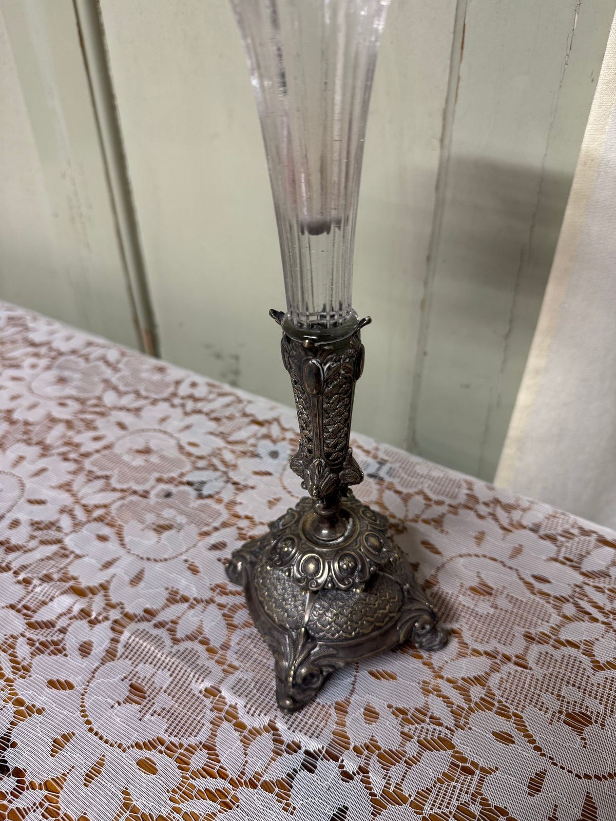 Glasvas med nysilverfot hög