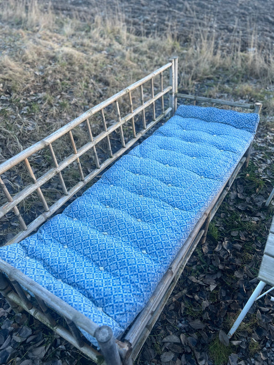 En madrass med det blå bolstertyget