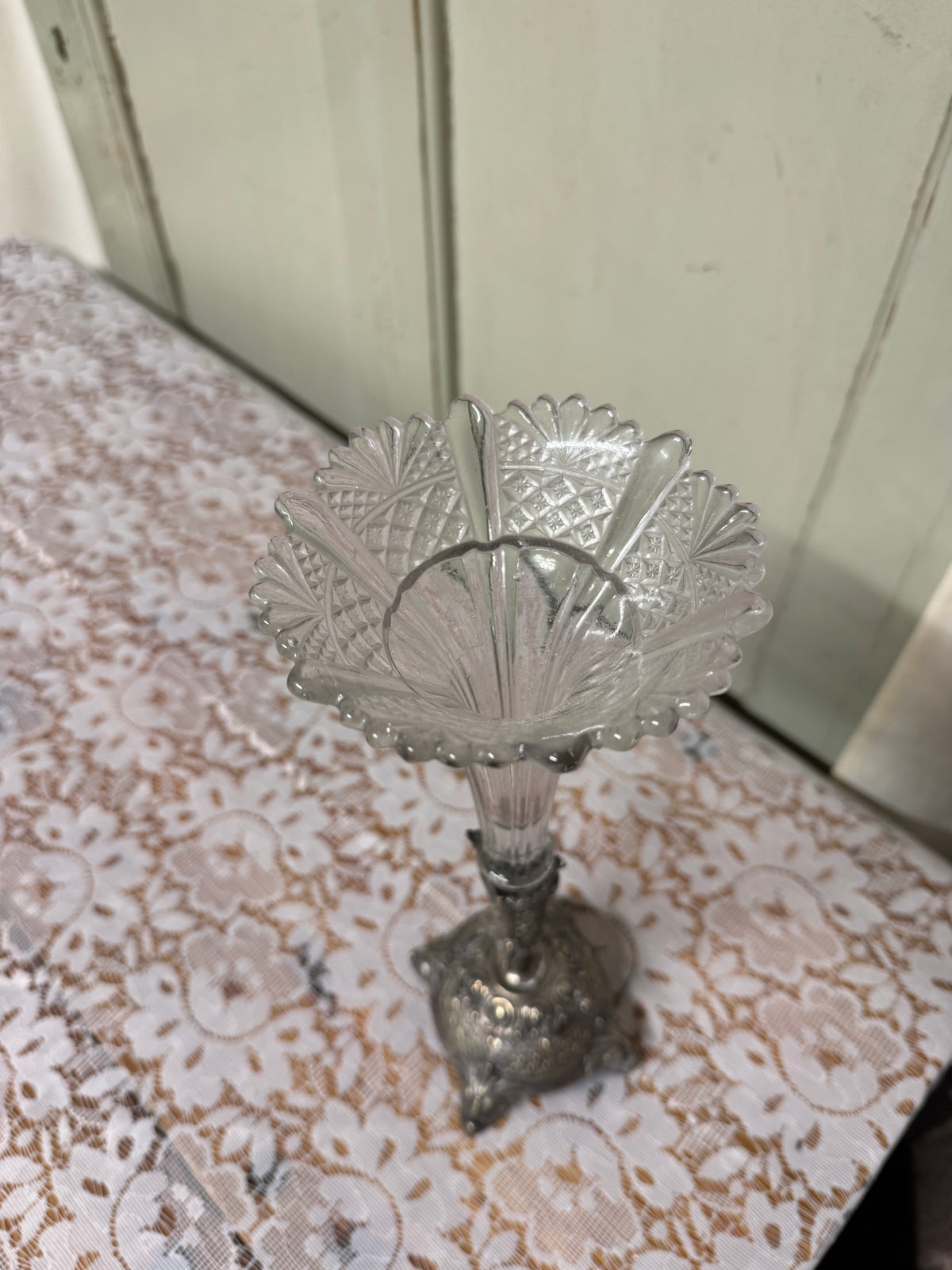 Glasvas med nysilverfot hög