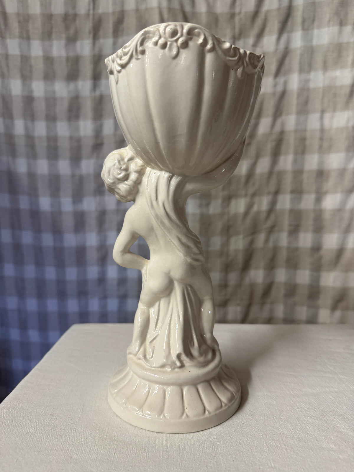 Benvit italiensk figurinvas med putto/ängel, vintage