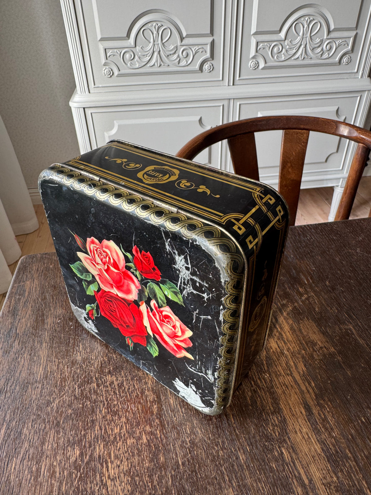 Plåtburk Kärnkaffe svart med rosor