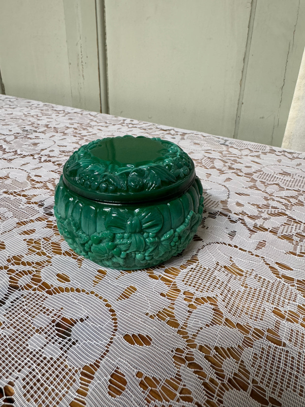 Grön nipperask i malakitglas med lock, rosett. 1900-tal.