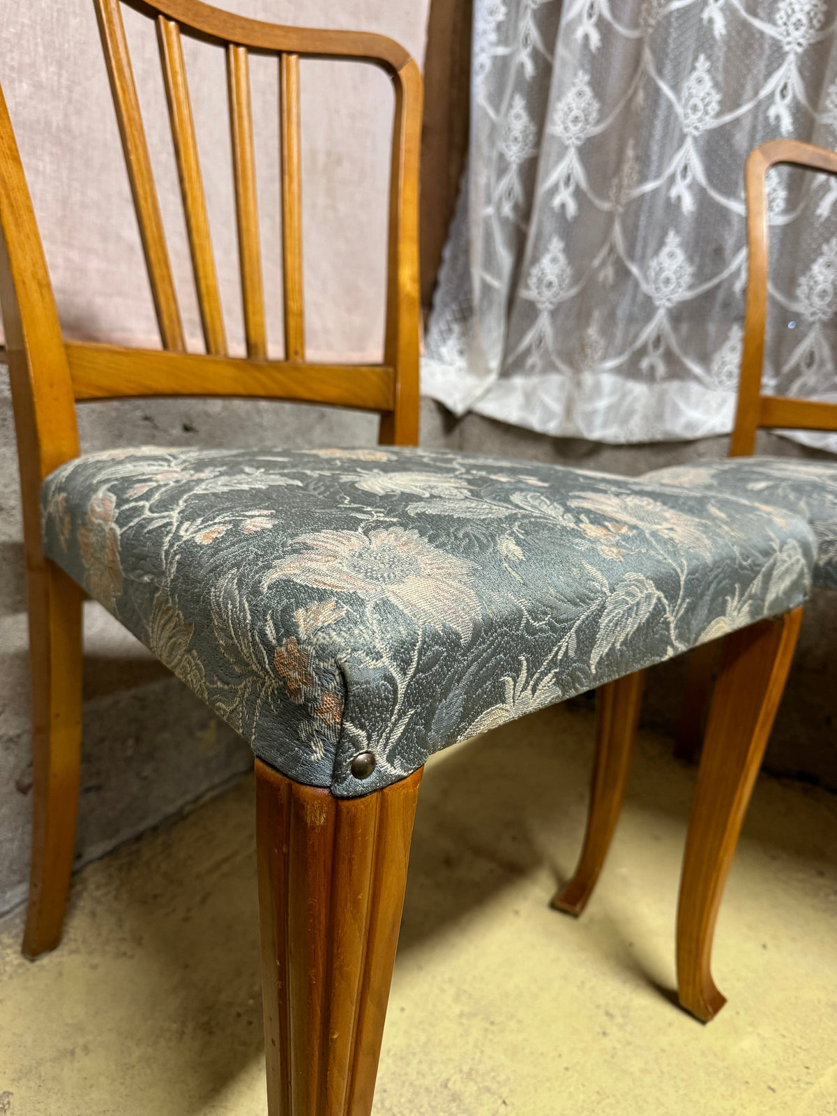 Paret stolar blommönstrad sits