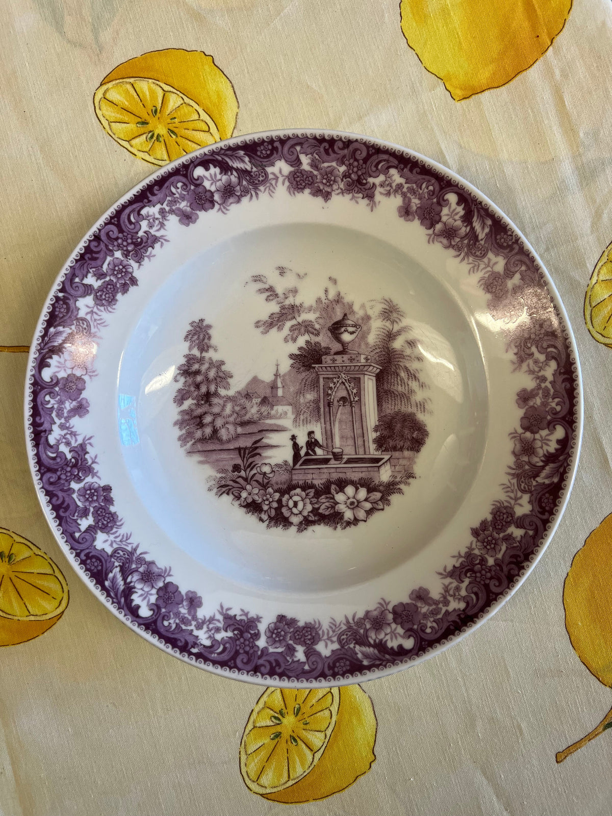 Djup tallrik i lila porslin - Victoria China