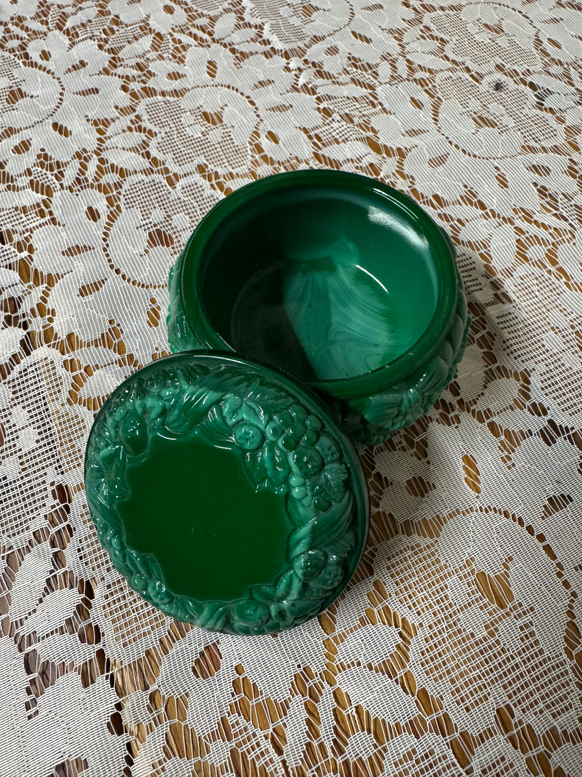 Grön nipperask i malakitglas med lock, rosett. 1900-tal.