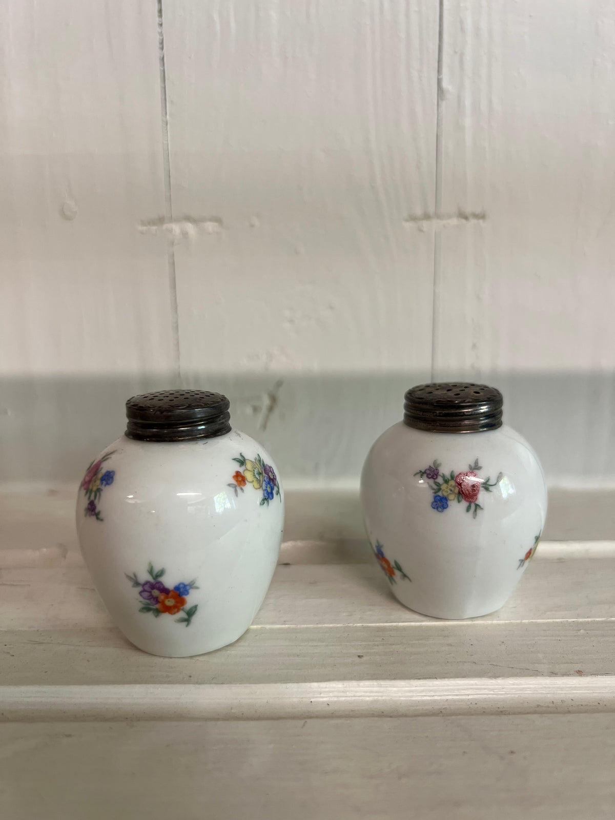Salt och peppar i porslin med blommor - Bavaria