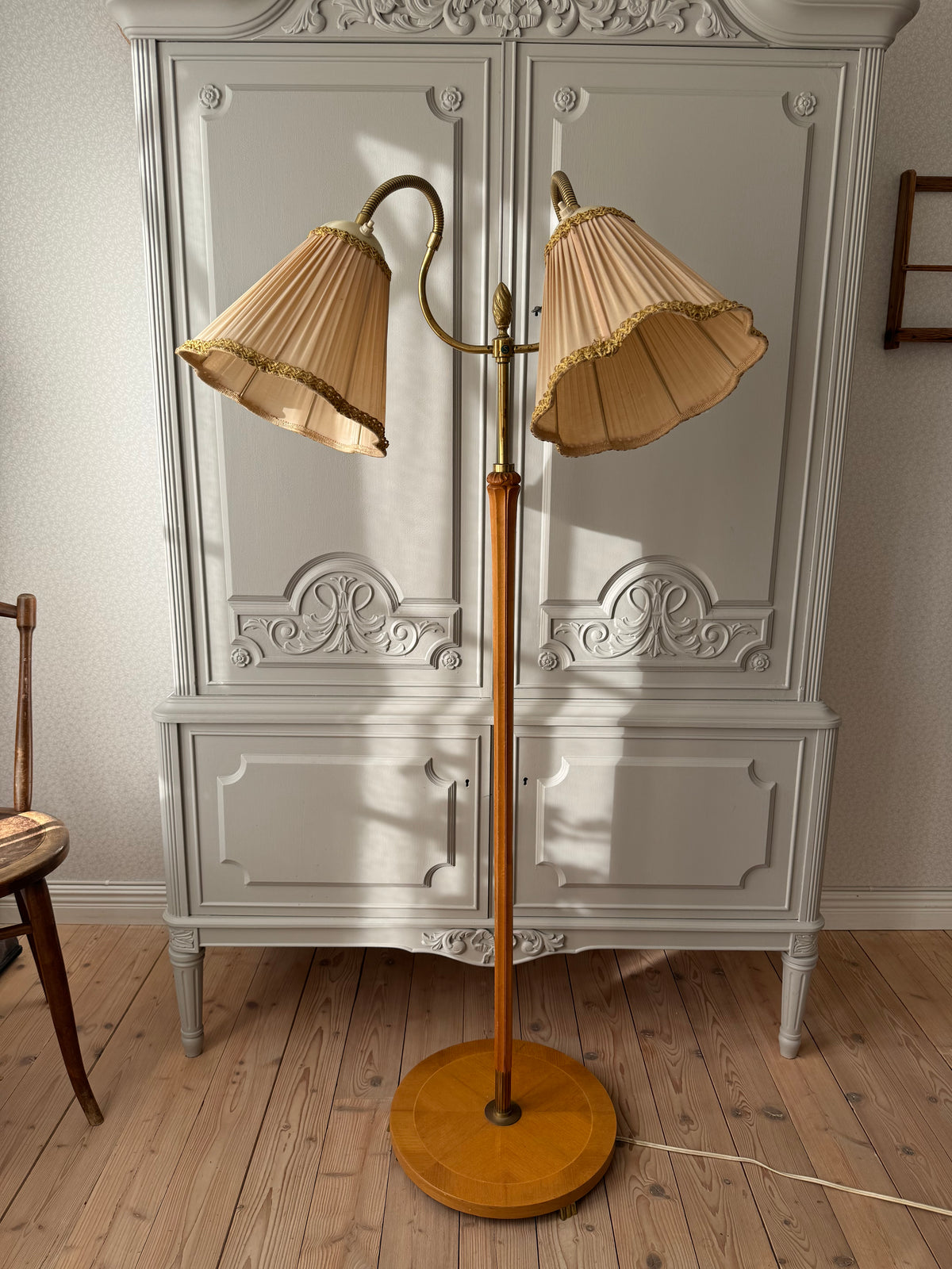 Tvåarmad golvlampa