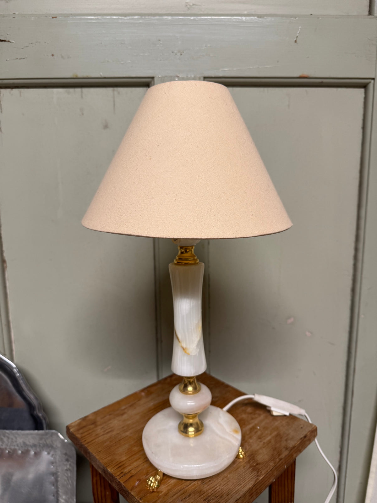 Bordslampa i marmor med skärm i ljust aprikos färg