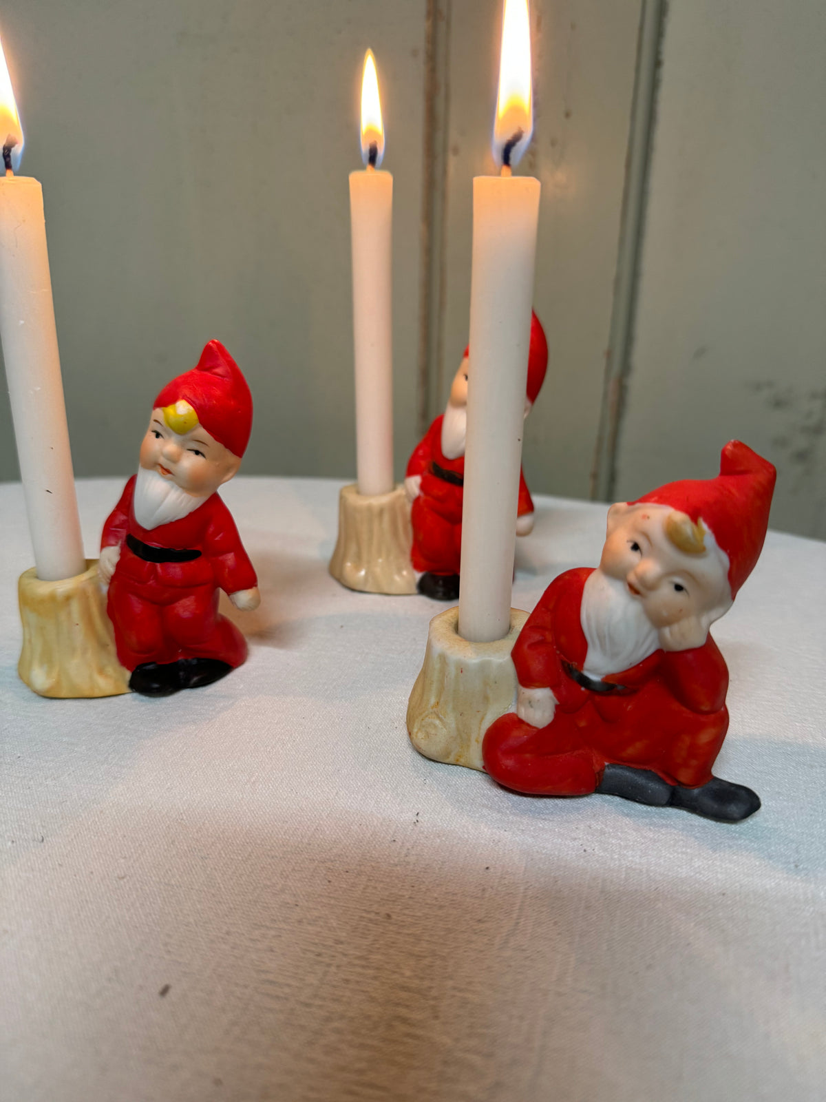 Triss i tomteljusstakar för julgransljus