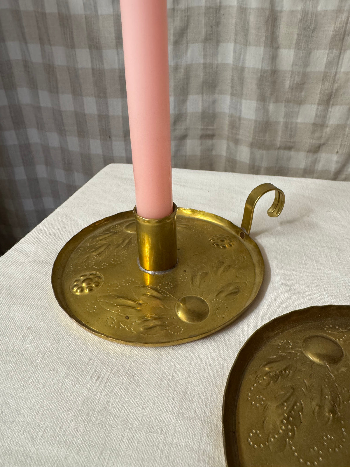 Paret mässingsljusstakar
