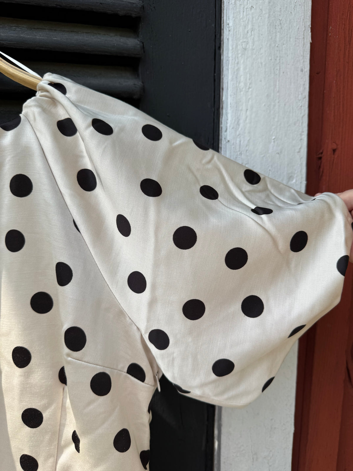 Prickig klänning med puffärm
