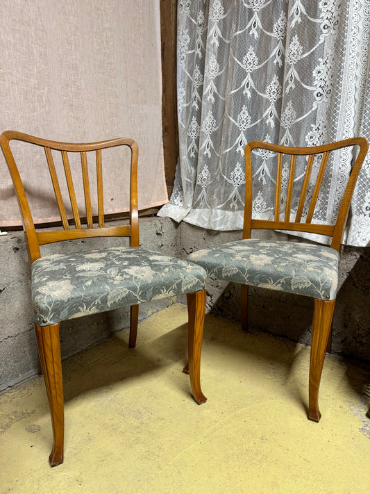 Paret stolar blommönstrad sits