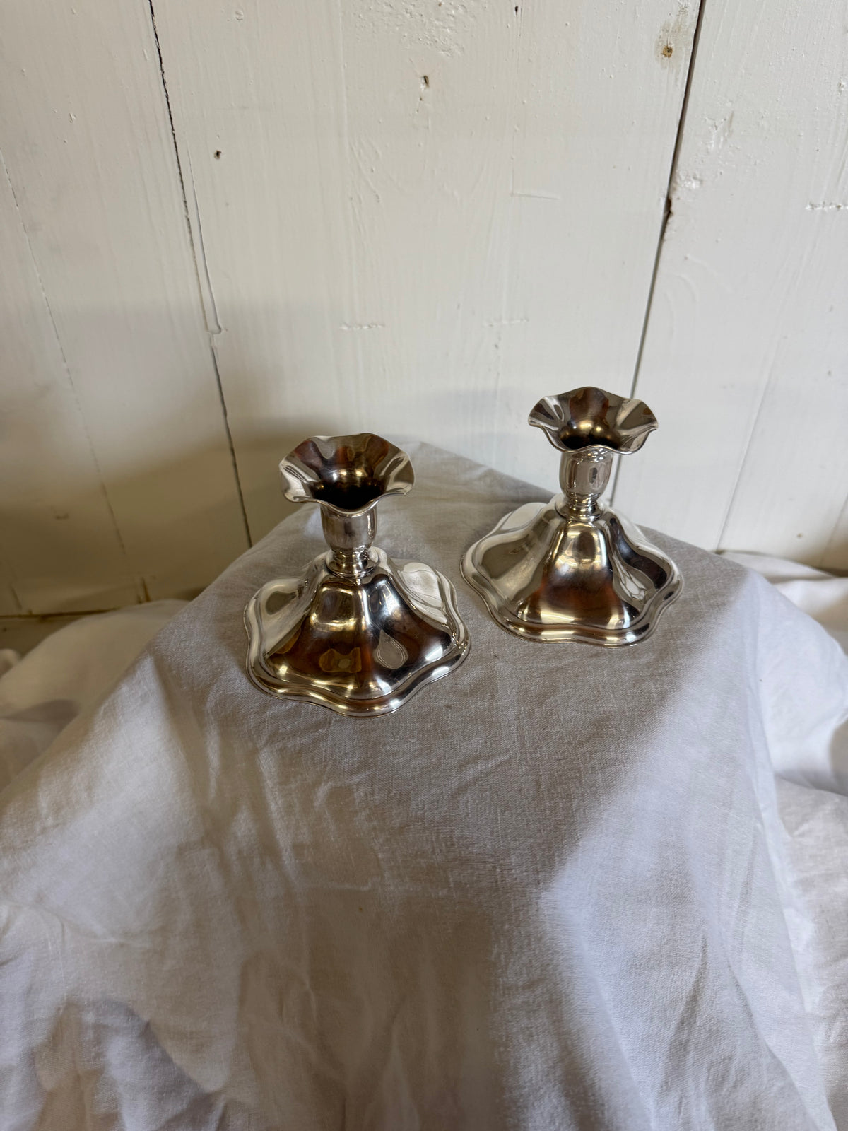 Paret ljusstakar med vågad kant