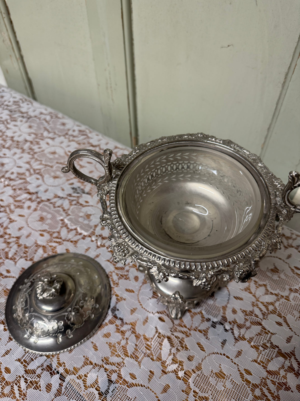 Bonbonjär med glasinsats vitmetall och nysilver, 1900-talets mitt