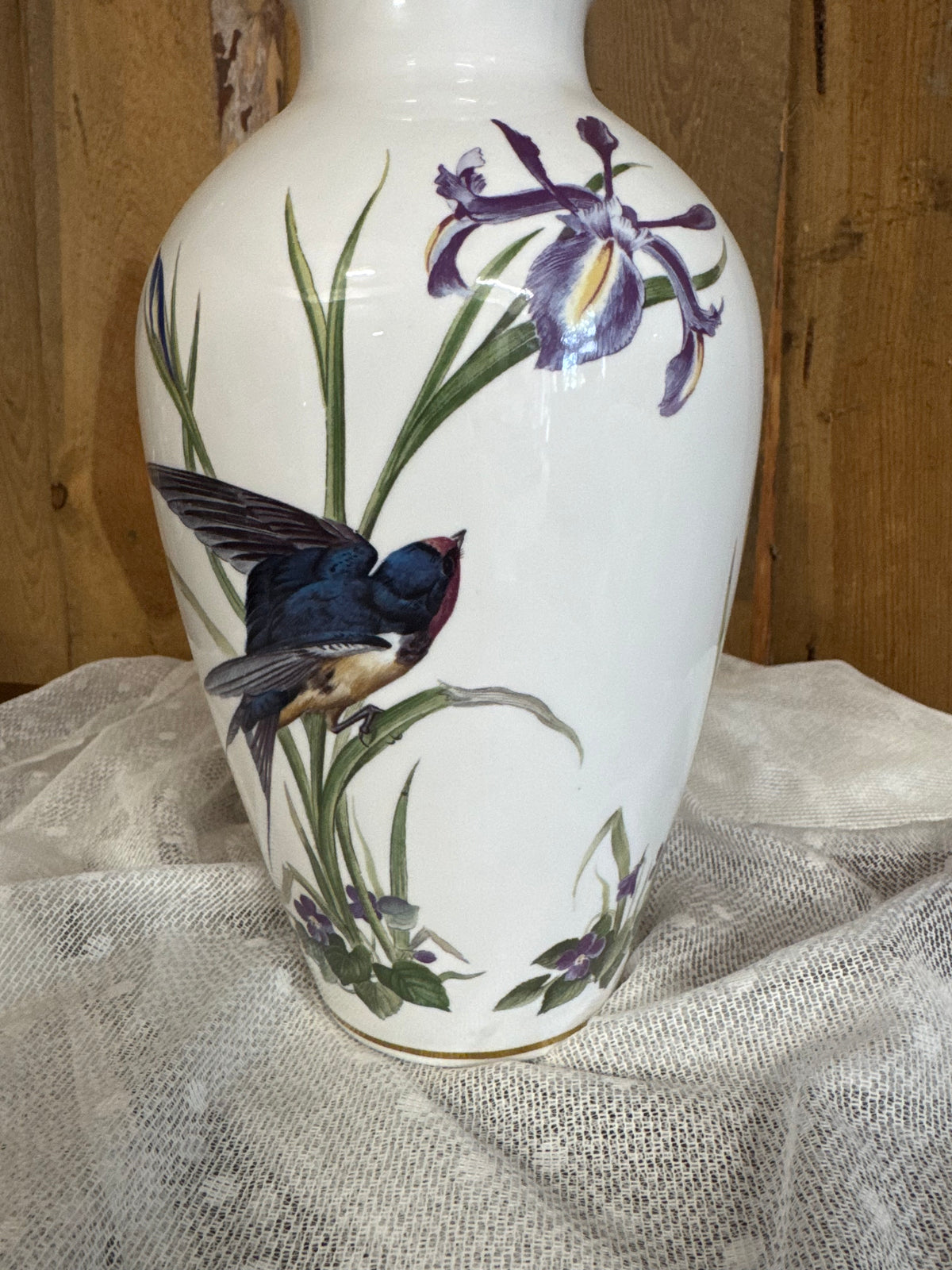 Vas / urna Franklin Porcelain – The Meadowland Bird Vase av Basil Ede