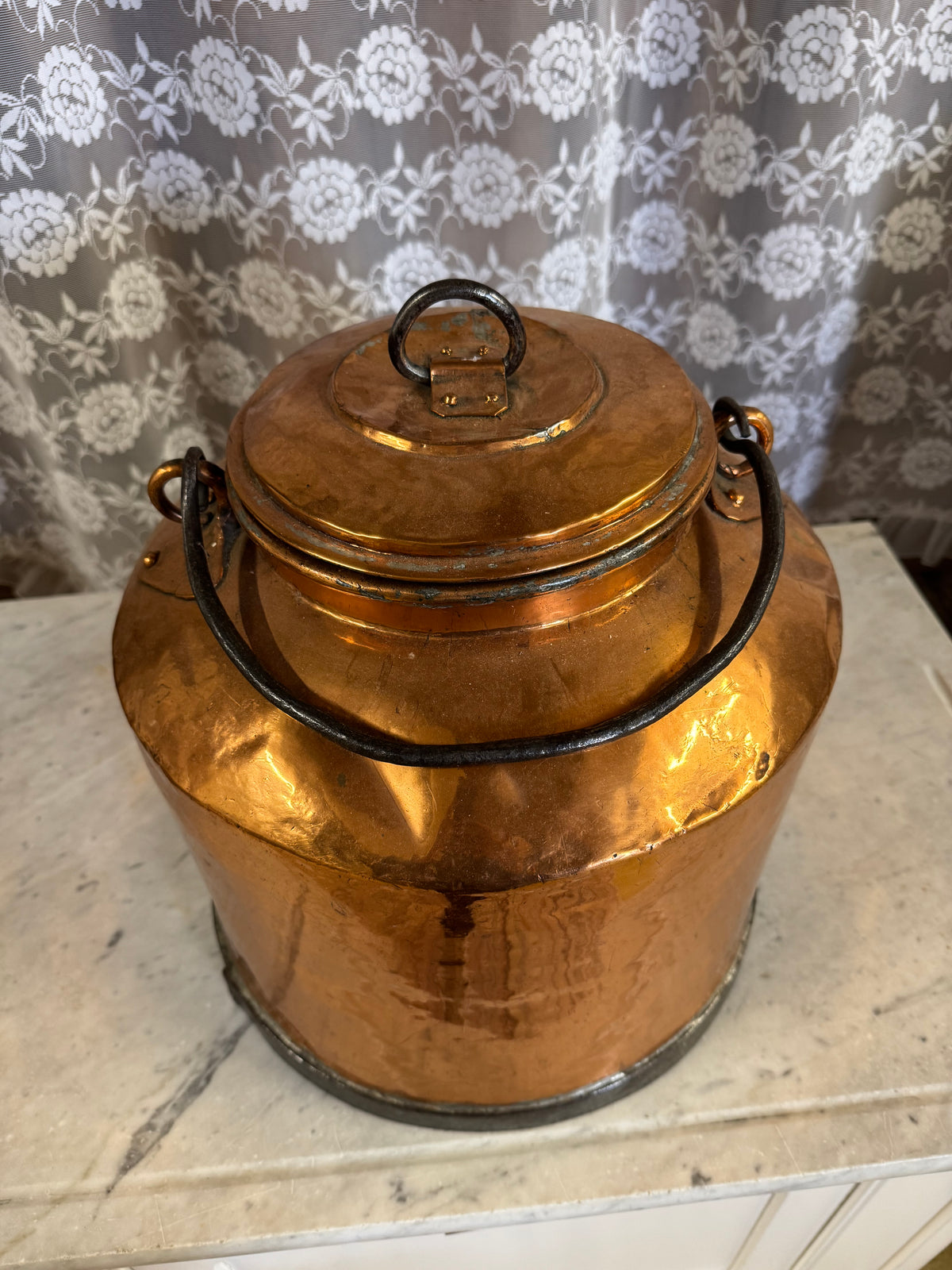 Stort kopparkärl med lock och bärhandtag 18/1900-tal