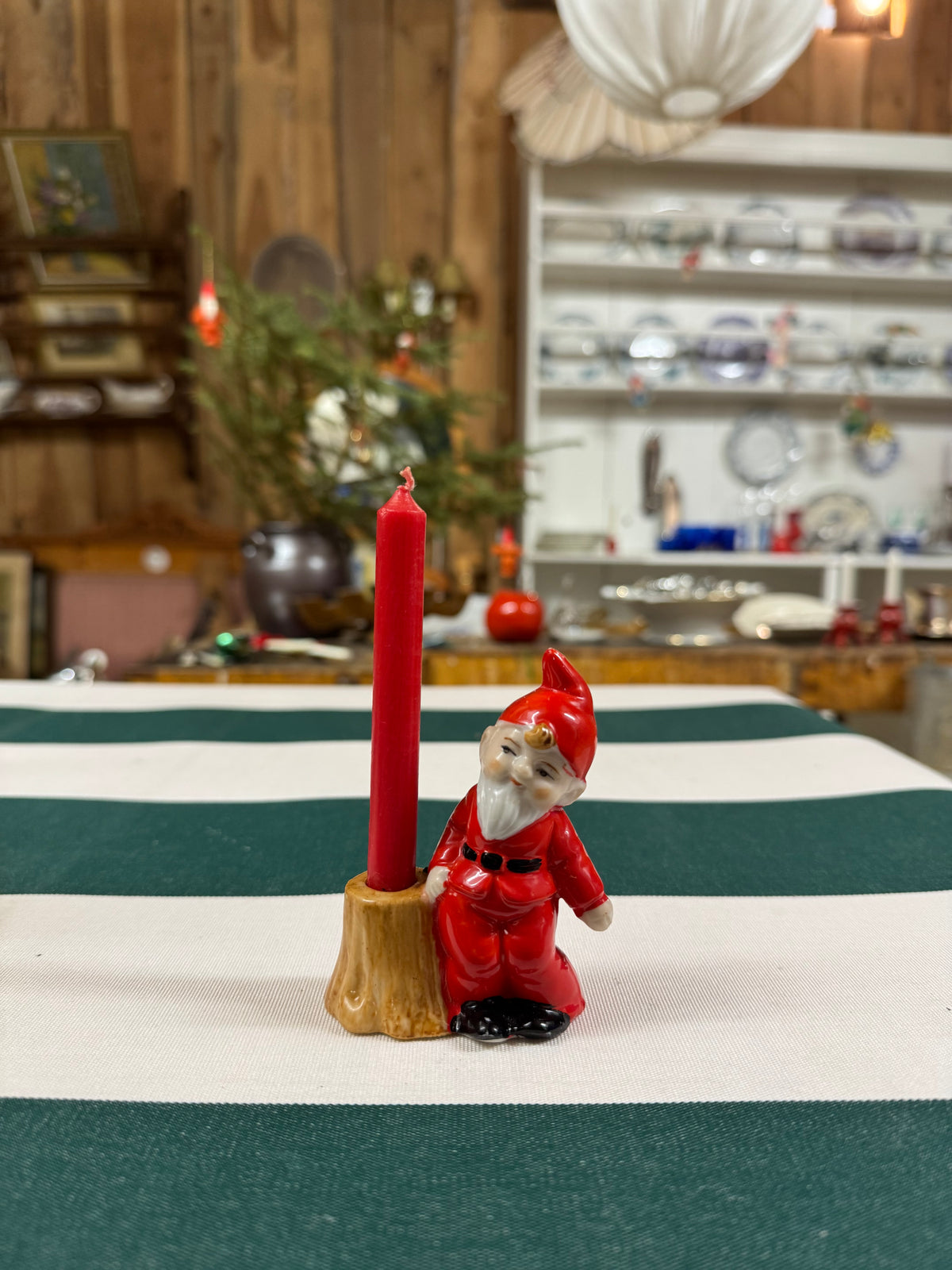 Äldre tomte med julgransljus