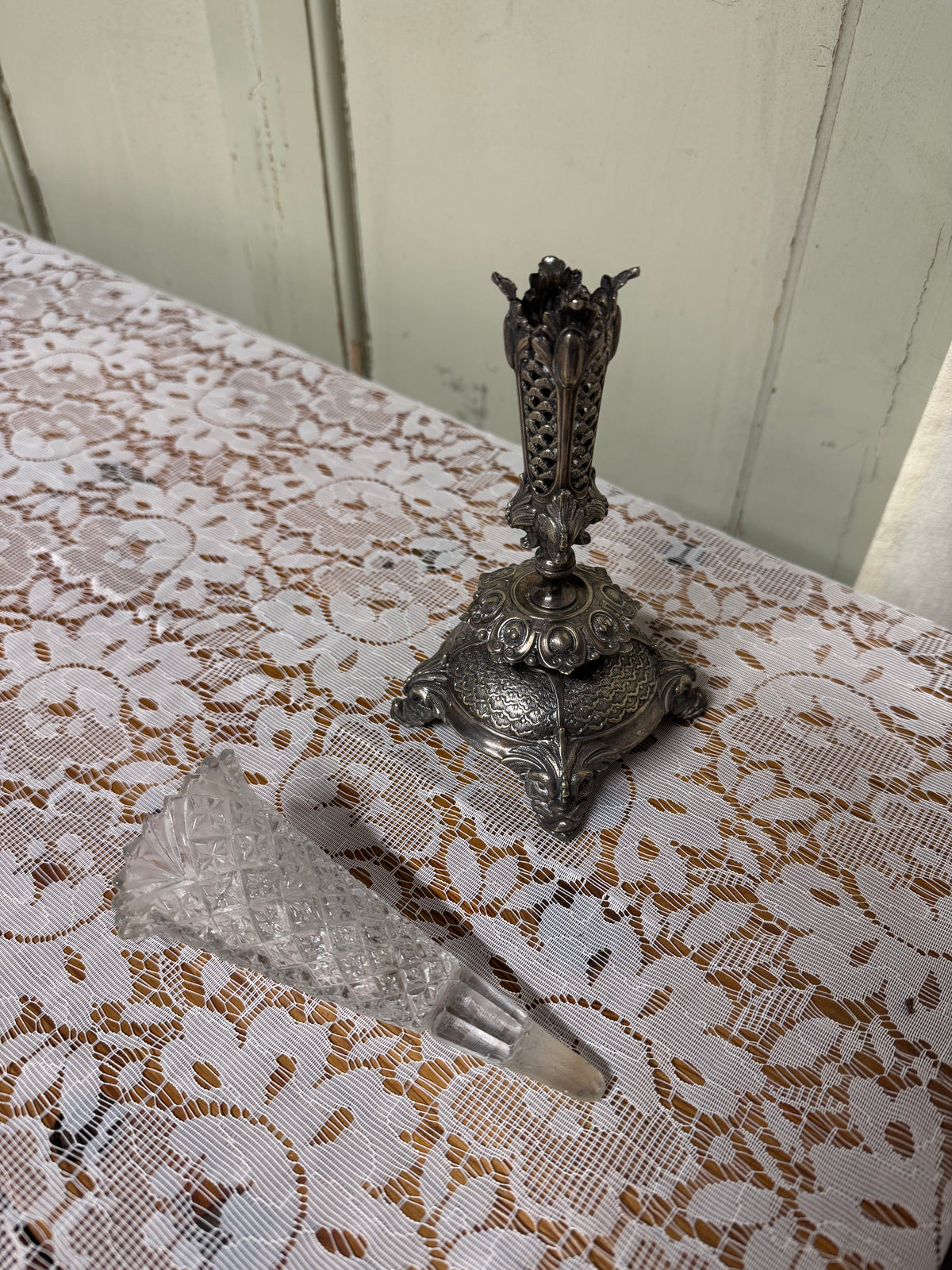 Glasvas med nysilverfot