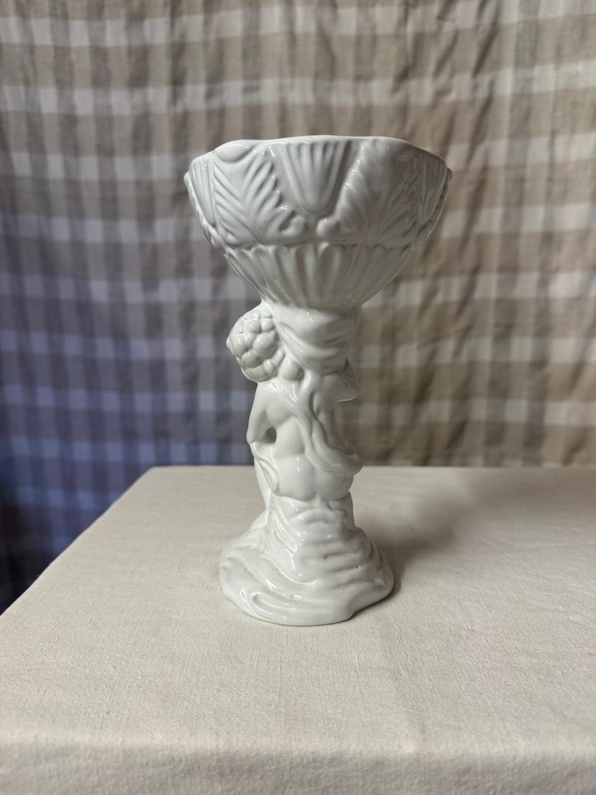 Vit italiensk figurinvas med putto/ängel, vintage