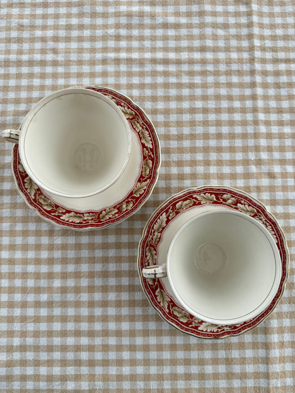Paret kaffekoppar med fat ekollon